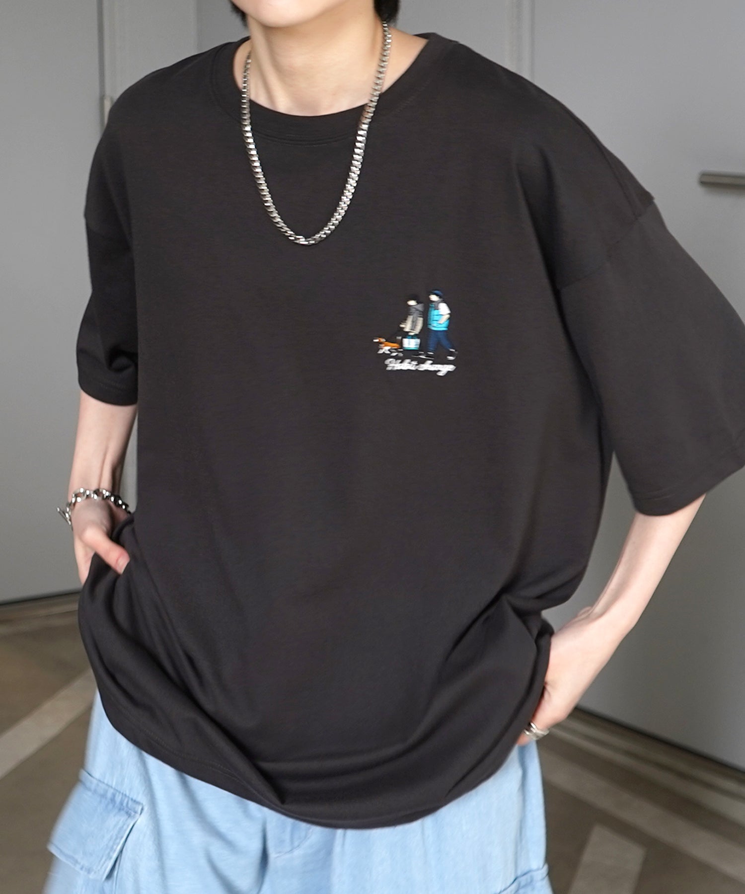イルズ ILL'S ワンポイント刺繍ロゴ ヒゲおじ デイリーウォーキング ビッグシルエット半袖Tシャツ ユニセックス （チャコールグレー） チャコールグレー
