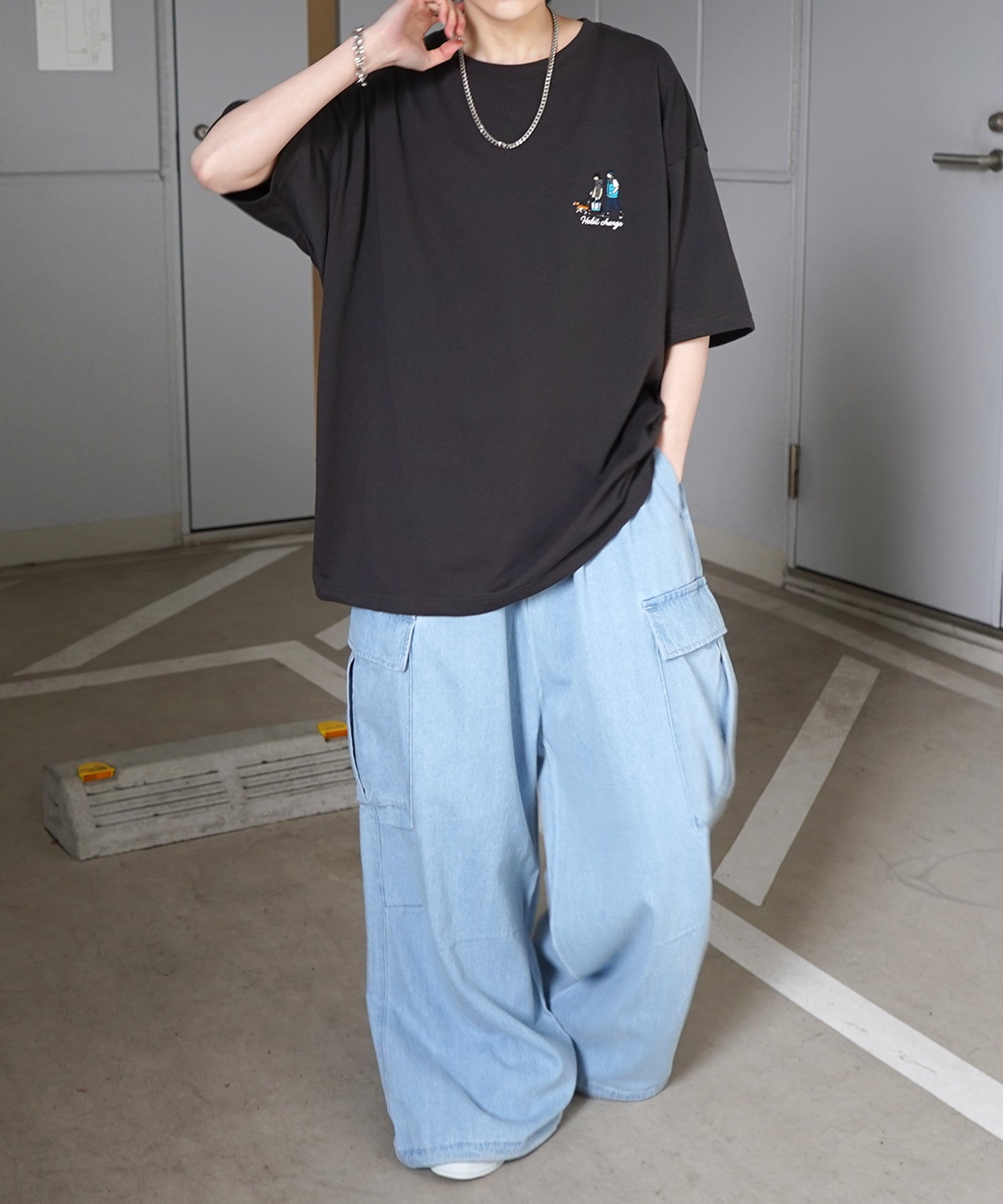 イルズ ILL'S ワンポイント刺繍ロゴ ヒゲおじ デイリーウォーキング ビッグシルエット半袖Tシャツ ユニセックス （チャコールグレー） チャコールグレー