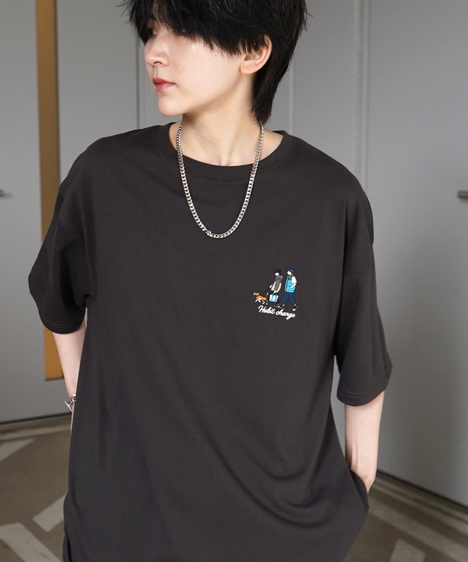 イルズ ILL'S ワンポイント刺繍ロゴ ヒゲおじ デイリーウォーキング ビッグシルエット半袖Tシャツ ユニセックス （チャコールグレー） チャコールグレー