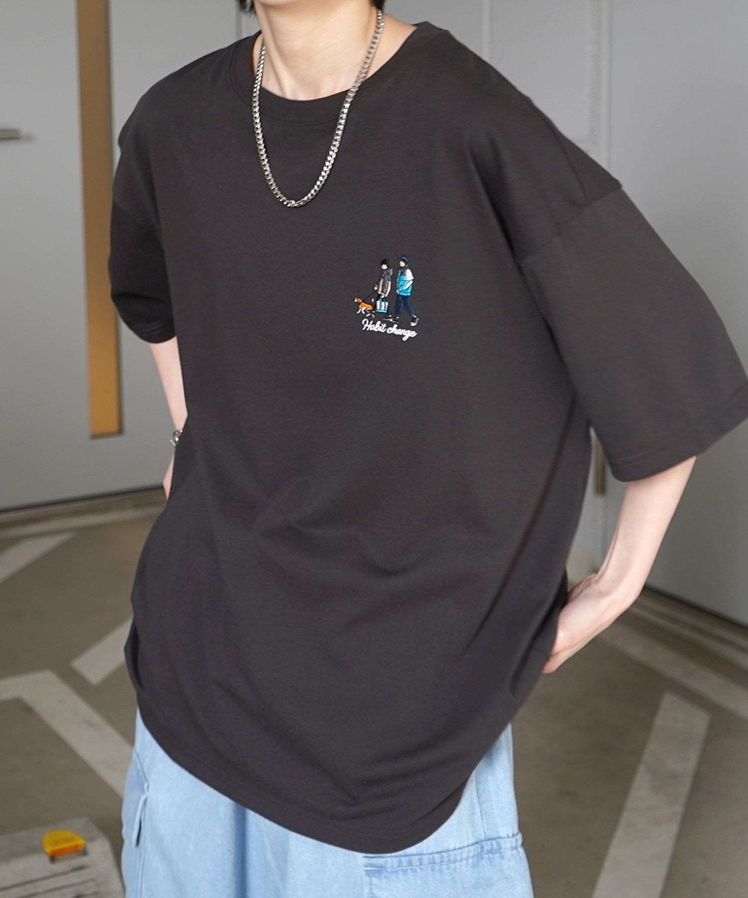 イルズ ILL'S ワンポイント刺繍ロゴ ヒゲおじ デイリーウォーキング ビッグシルエット半袖Tシャツ ユニセックス （チャコールグレー） チャコールグレー