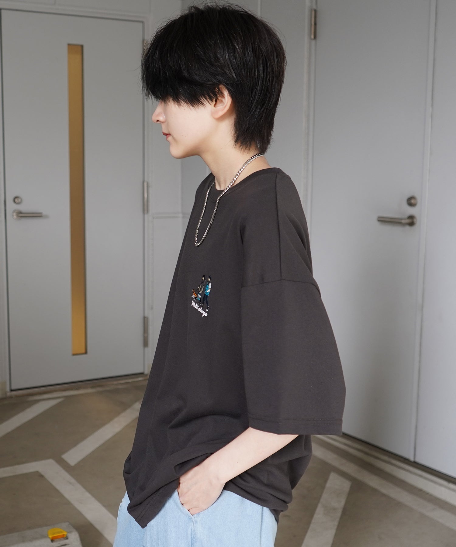 イルズ ILL'S ワンポイント刺繍ロゴ ヒゲおじ デイリーウォーキング ビッグシルエット半袖Tシャツ ユニセックス （チャコールグレー） チャコールグレー