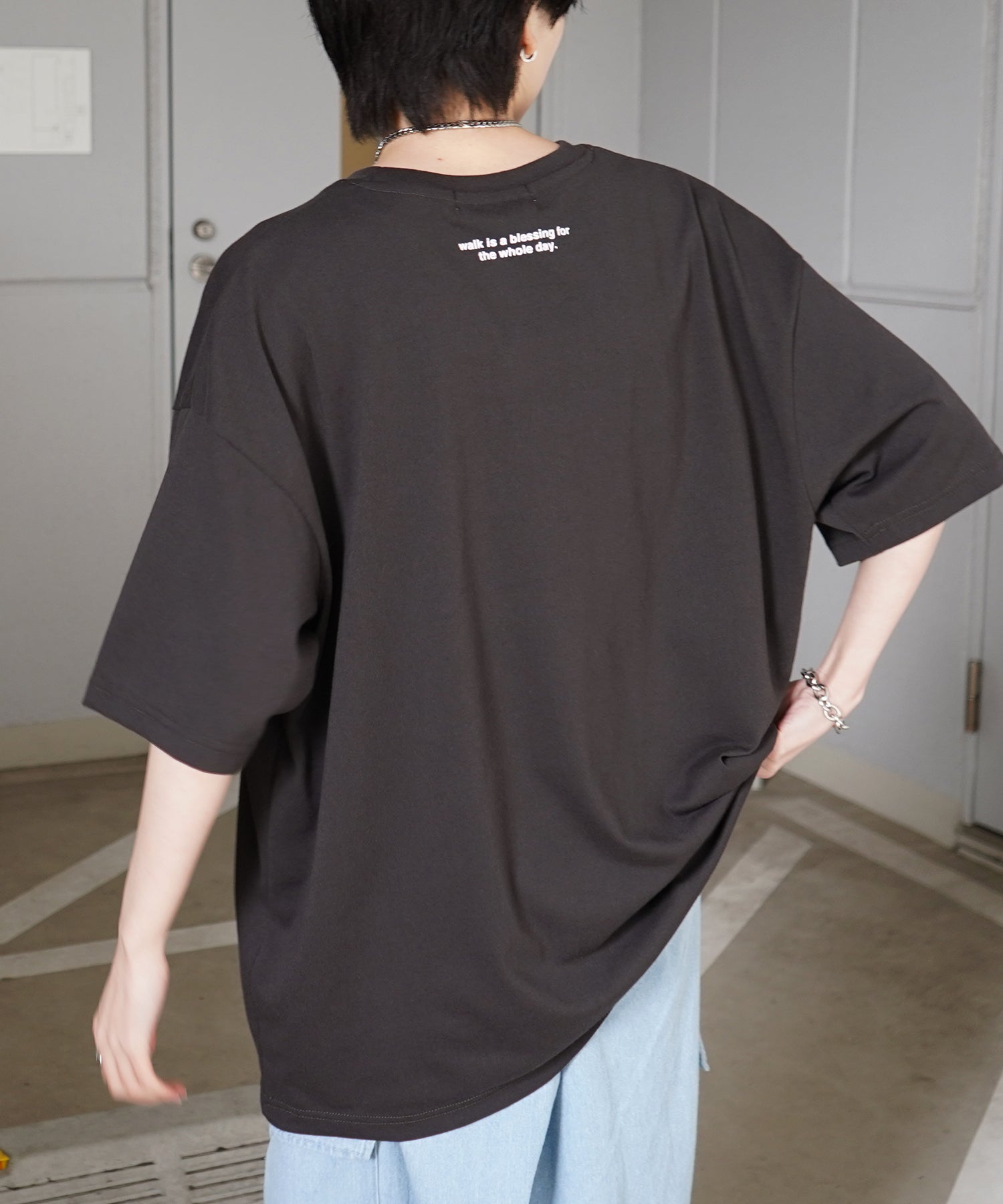 イルズ ILL'S ワンポイント刺繍ロゴ ヒゲおじ デイリーウォーキング ビッグシルエット半袖Tシャツ ユニセックス （チャコールグレー） チャコールグレー