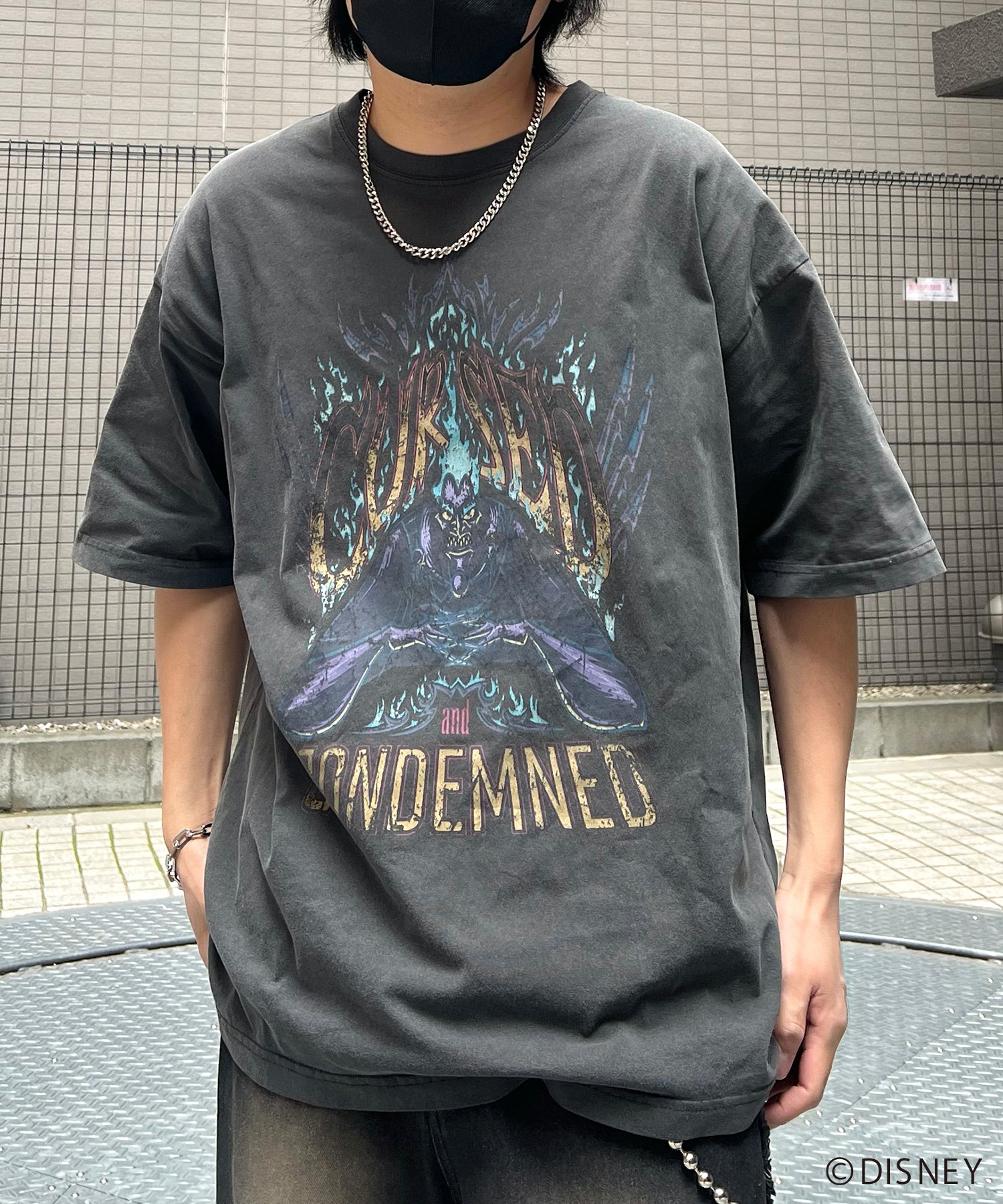イルズ ILL'S Disney ディズニー Villains ヴィランズ ヴィンテージライク ピグメント加工 ビッグシルエット 半袖プリントTシャツ カットソー ユニセックス （チャコール） チャコール