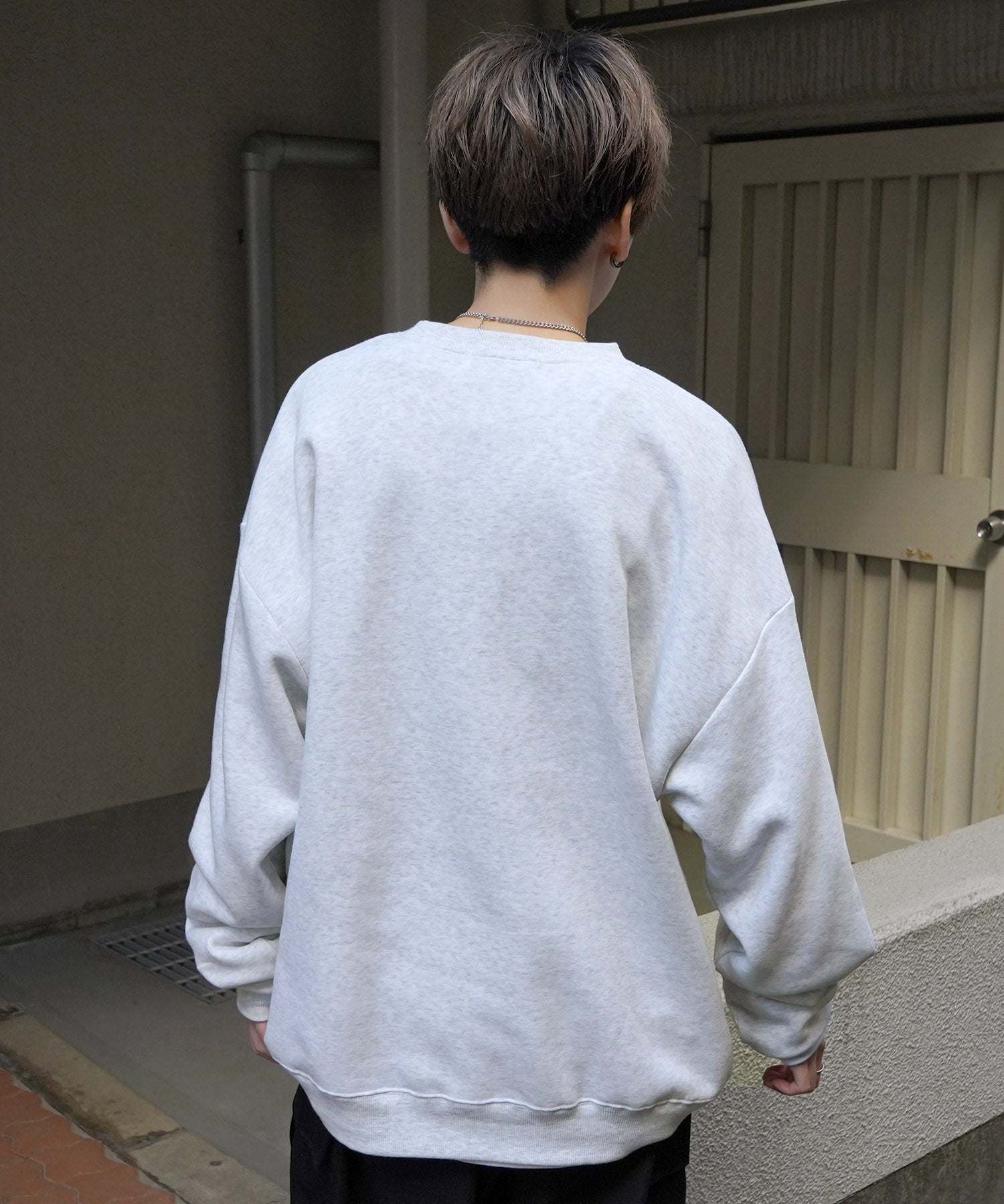 イルズ ILL'S 8ボール / ダイス ワンポイント刺繍ロゴ ビッグシルエット プルオーバースウェット （シュガーグレー） シュガーグレー