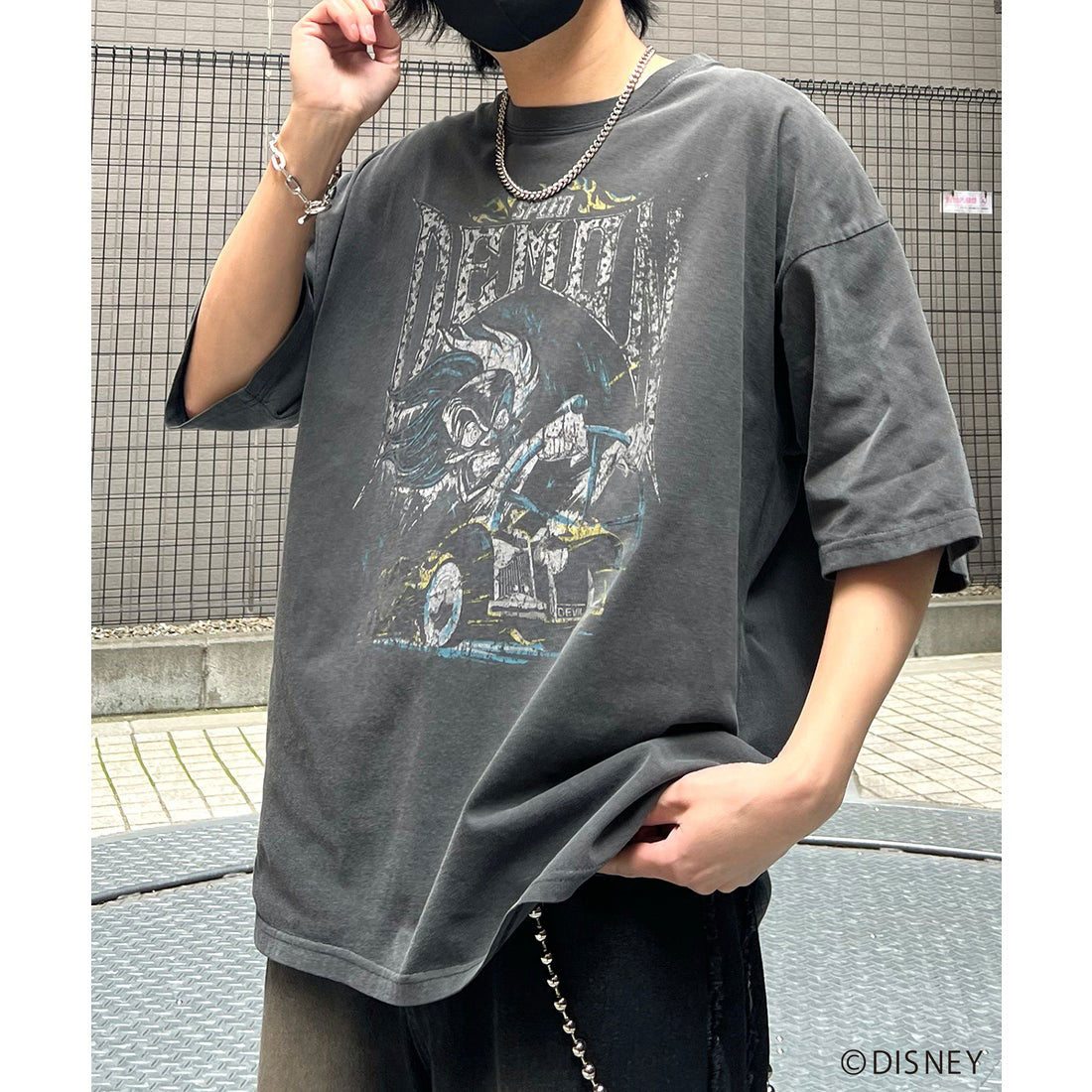 イルズ ILL'S Disney ディズニー Villains ヴィランズ ヴィンテージライク ピグメント加工 ビッグシルエット 半袖プリントTシャツ カットソー ユニセックス （チャコール） チャコール