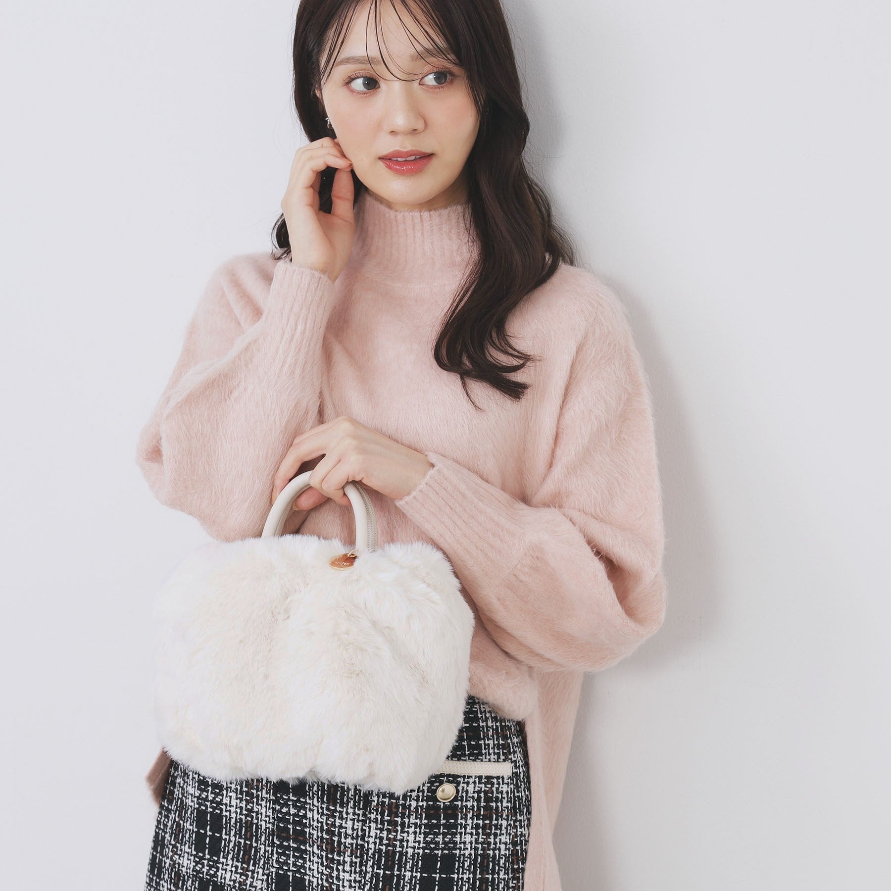 インデックス index 【2WAY】フェイクファーラウンドショルダーバッグ （グレー(012)） グレー(012)