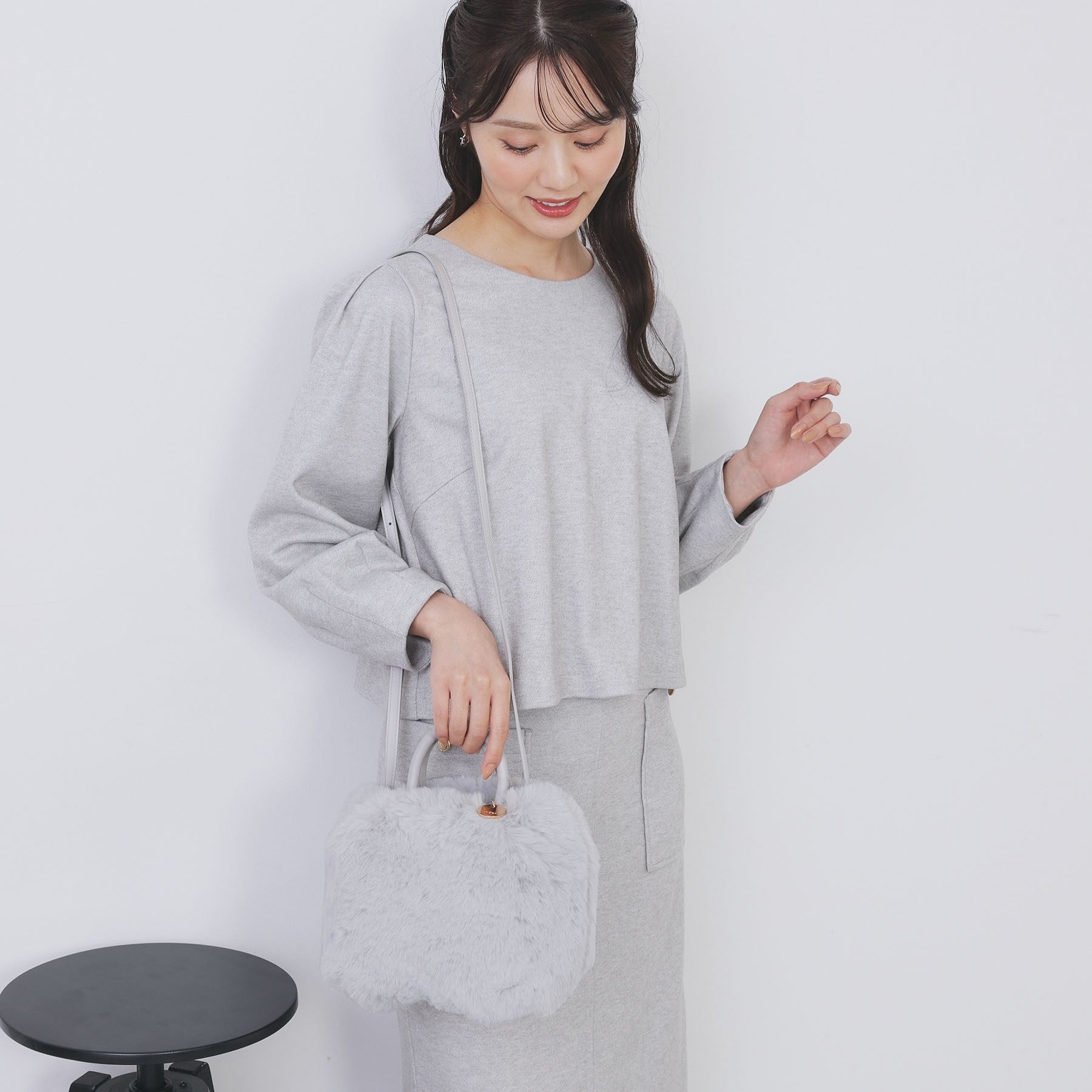 インデックス index 【2WAY】フェイクファーラウンドショルダーバッグ （グレー(012)） グレー(012)