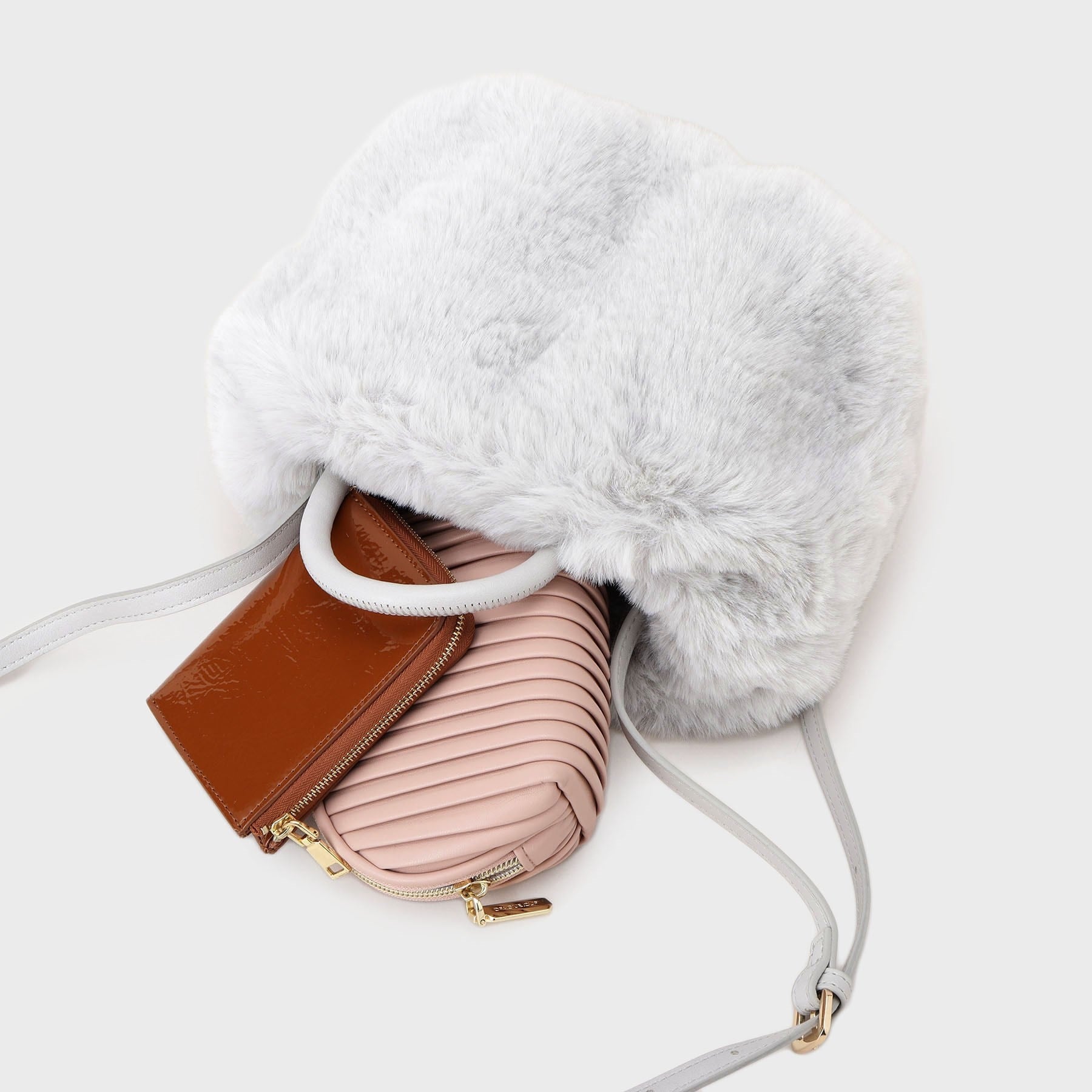 インデックス index 【2WAY】フェイクファーラウンドショルダーバッグ （グレー(012)） グレー(012)