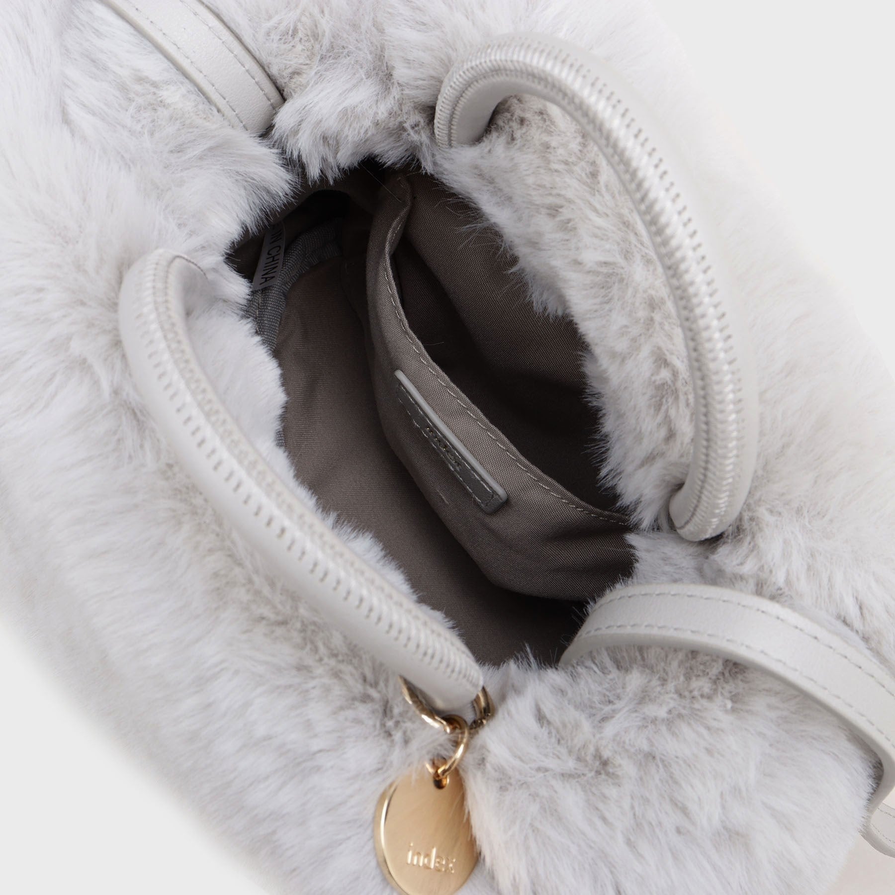 インデックス index 【2WAY】フェイクファーラウンドショルダーバッグ （グレー(012)） グレー(012)