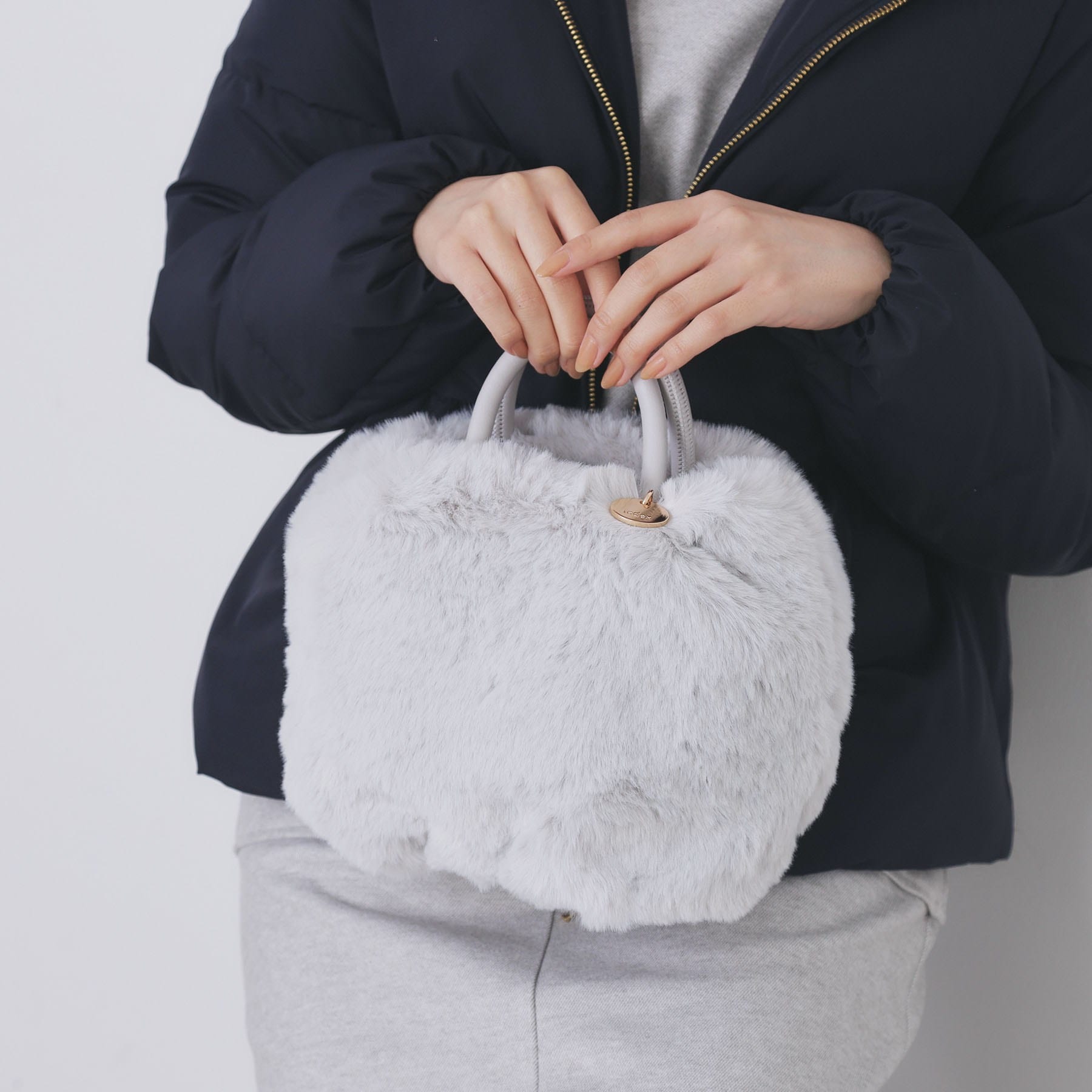 インデックス index 【2WAY】フェイクファーラウンドショルダーバッグ （グレー(012)） グレー(012)