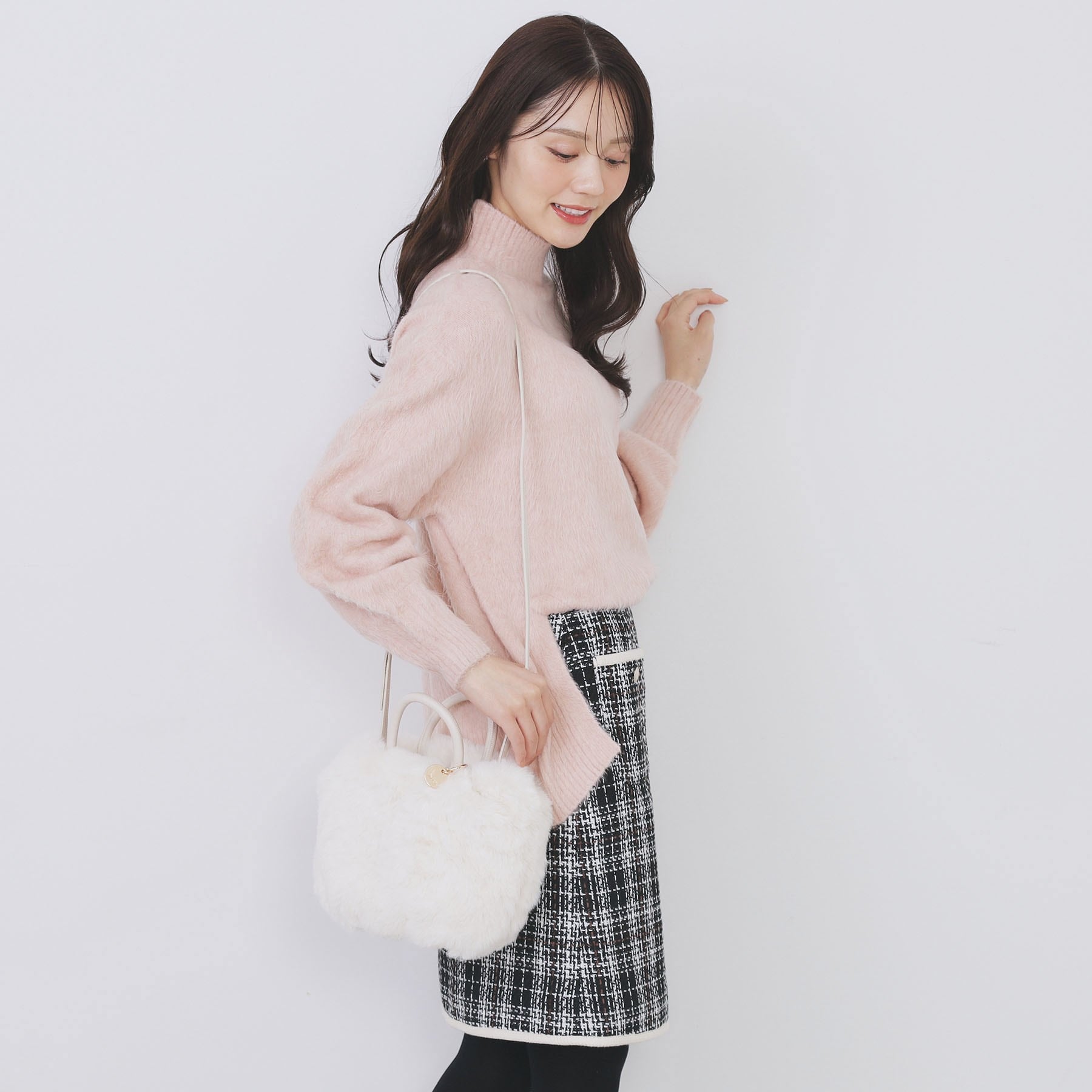 インデックス index 【2WAY】フェイクファーラウンドショルダーバッグ （オフホワイト(003)） オフホワイト(003)