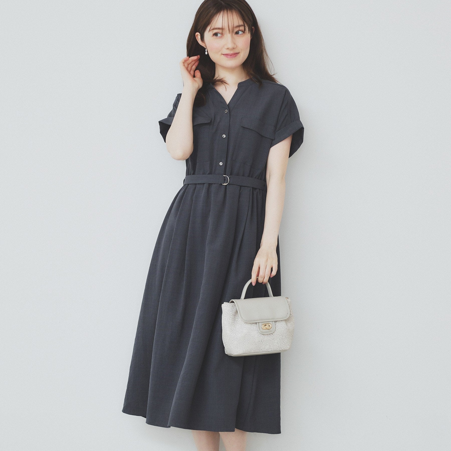 インデックス index 《6color/XS-LLsize》ダブルポケットスキッパーシャツワンピース【洗濯機洗い可/抗ピル/吸水速乾/防シワ】 （チャコールグレー(814)） チャコールグレー(814)