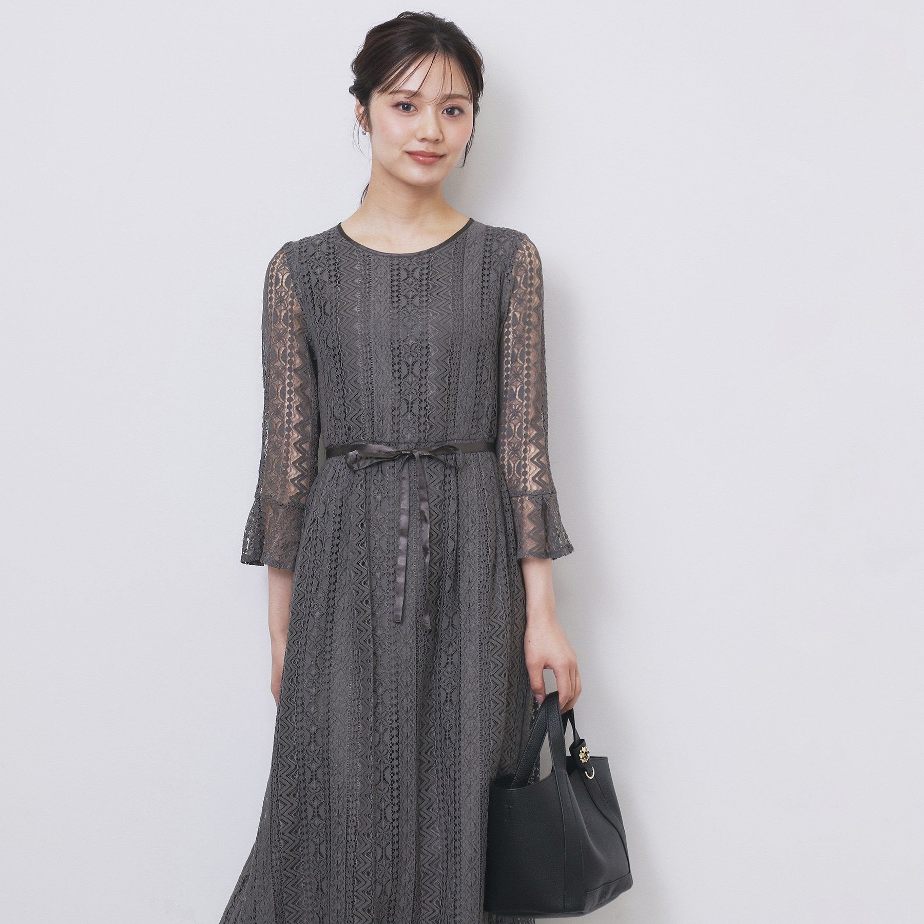 インデックス index 幾何ラインレースフレアスリーブワンピース【洗濯機可】 （チャコールグレー(014)） チャコールグレー(014)