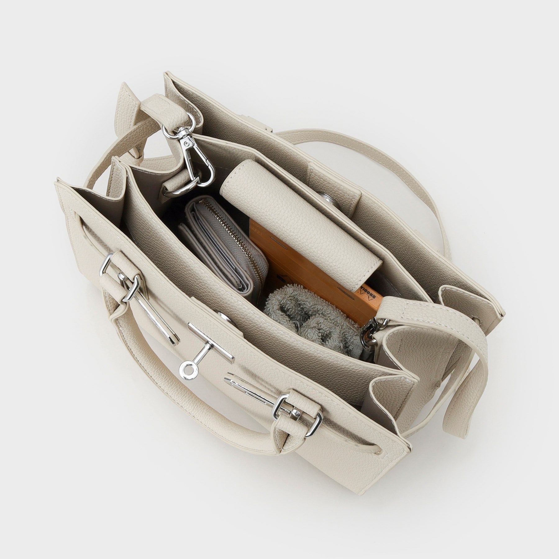 インディヴィ INDIVI 【合皮／フォーマル】ショルダー付きスクエアバッグ （グレージュ(050)） グレージュ(050)