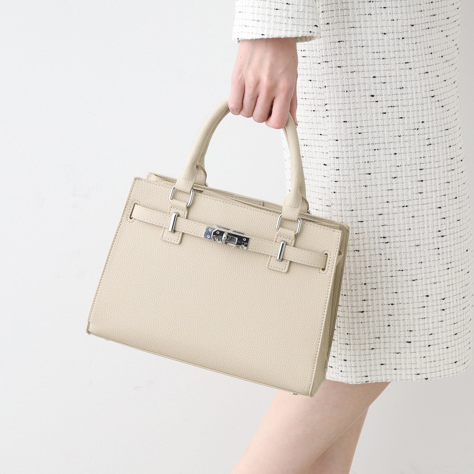 インディヴィ INDIVI 【合皮／フォーマル】ショルダー付きスクエアバッグ （グレージュ(050)） グレージュ(050)