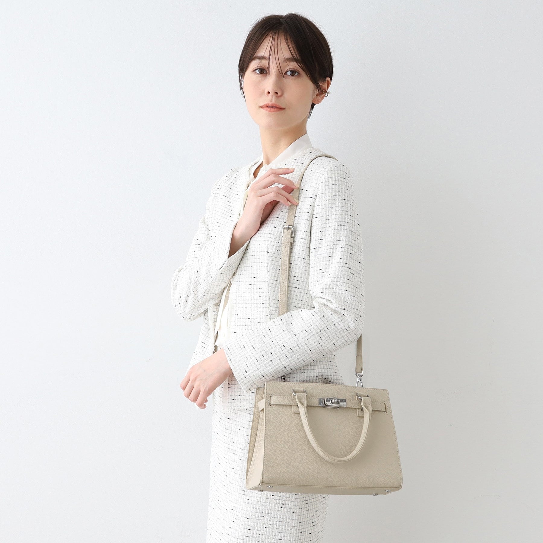 インディヴィ INDIVI 【合皮／フォーマル】ショルダー付きスクエアバッグ （グレージュ(050)） グレージュ(050)