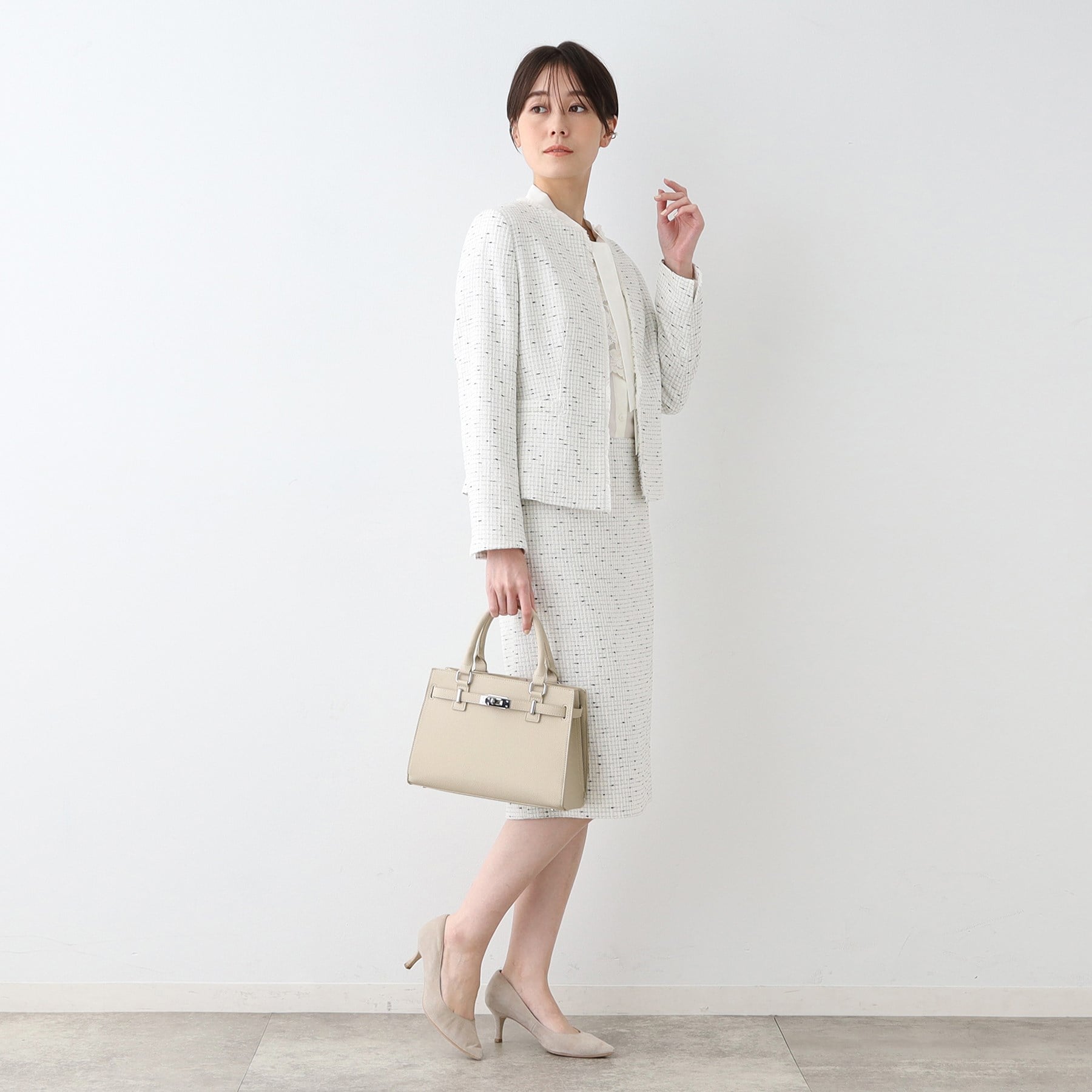 インディヴィ INDIVI 【合皮／フォーマル】ショルダー付きスクエアバッグ （グレージュ(050)） グレージュ(050)