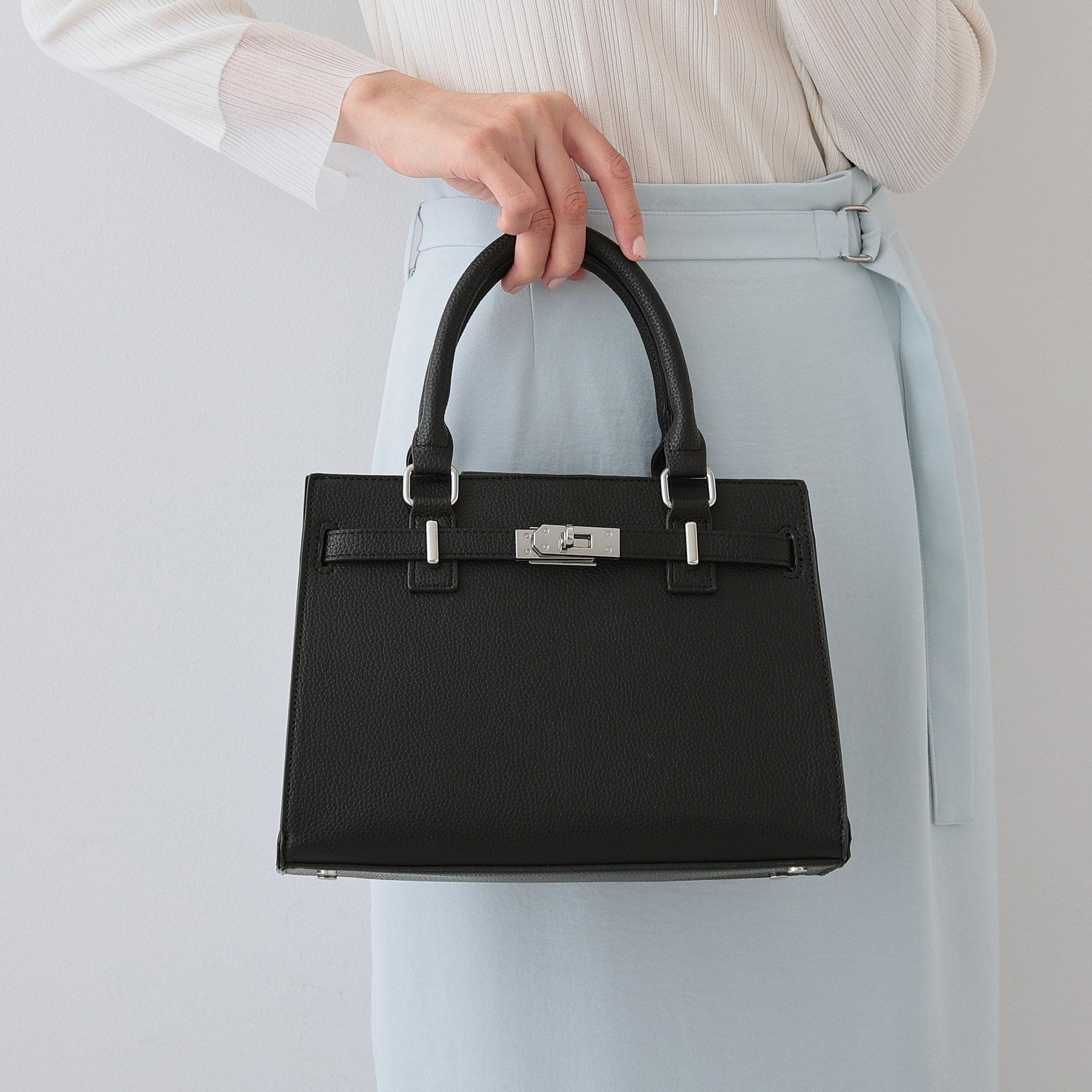 インディヴィ INDIVI 【合皮／フォーマル】ショルダー付きスクエアバッグ （グレージュ(050)） グレージュ(050)