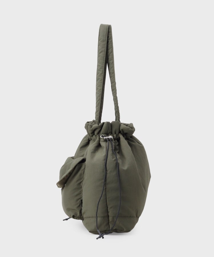 インディヴィ INDIVI 【超軽量】フロントポケットバッグ （ブラック(019)） ブラック(019)