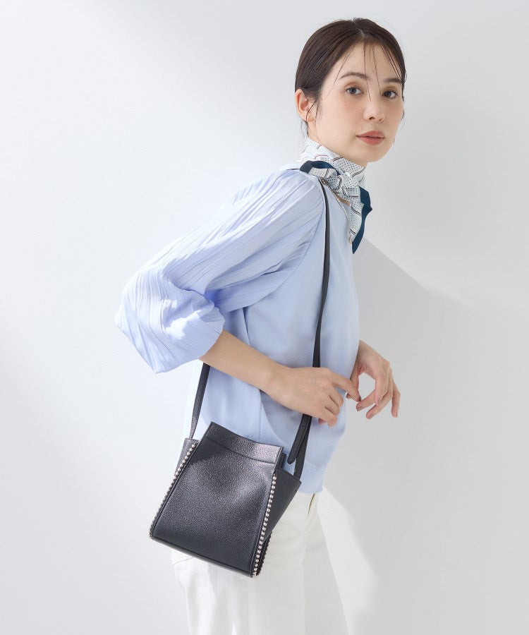 インディヴィ INDIVI 【合皮】スタッズ風メタルポシェットバッグ （ブラック(019)） ブラック(019)