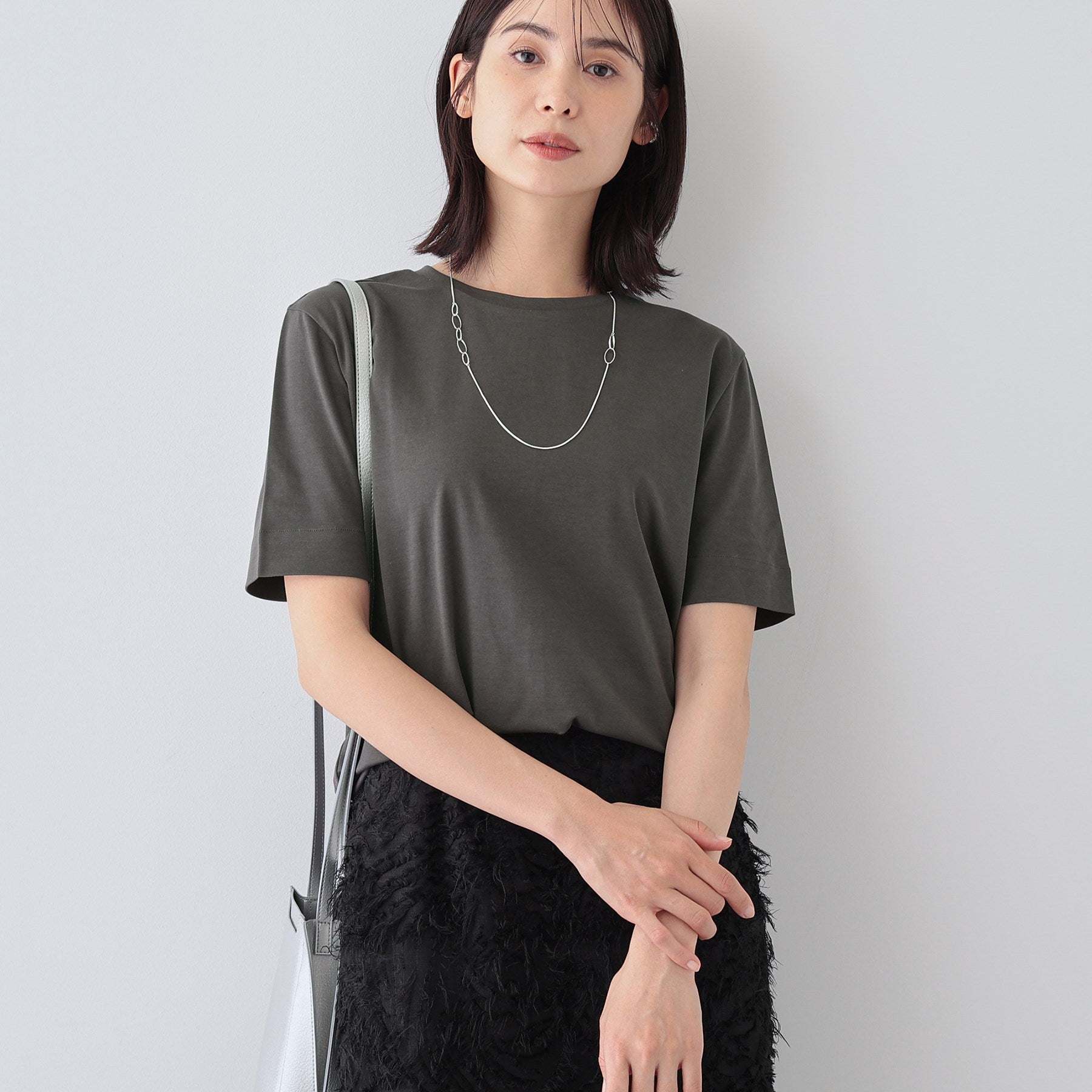 インディヴィ INDIVI 【洗える】シンプルきれいめ無地Tシャツ （チャコールグレー(014)） チャコールグレー(014)