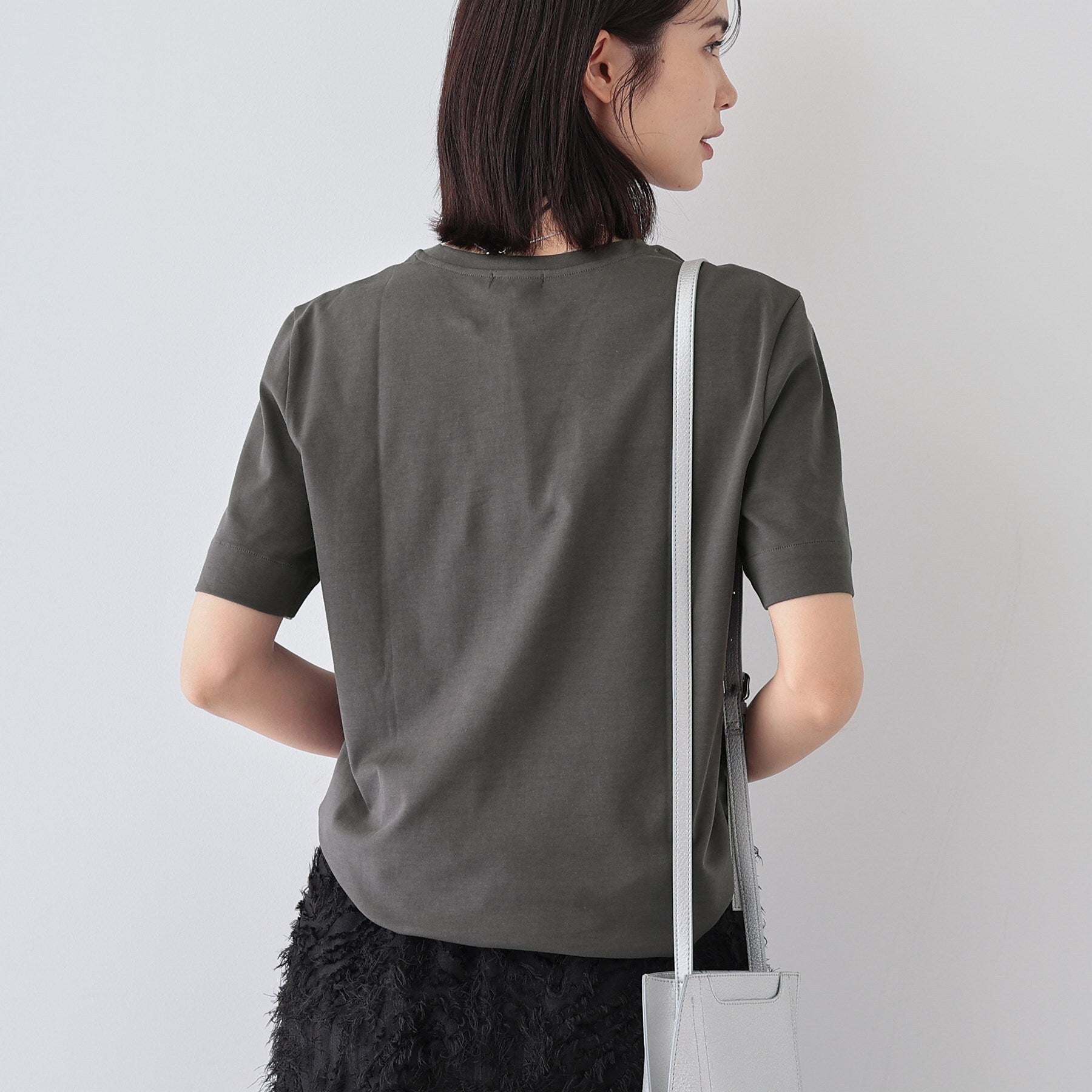 インディヴィ INDIVI 【洗える】シンプルきれいめ無地Tシャツ （チャコールグレー(014)） チャコールグレー(014)