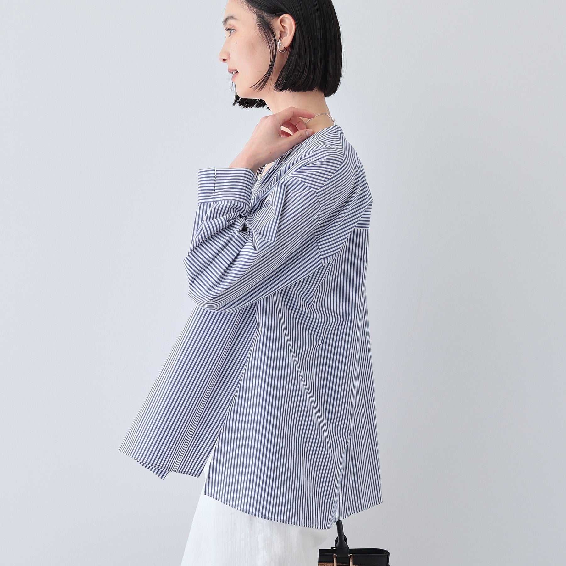 インディヴィ INDIVI 【UVケア／カラーストライプ柄】タックデザインブラウス （ブルー(393)） ブルー(393)