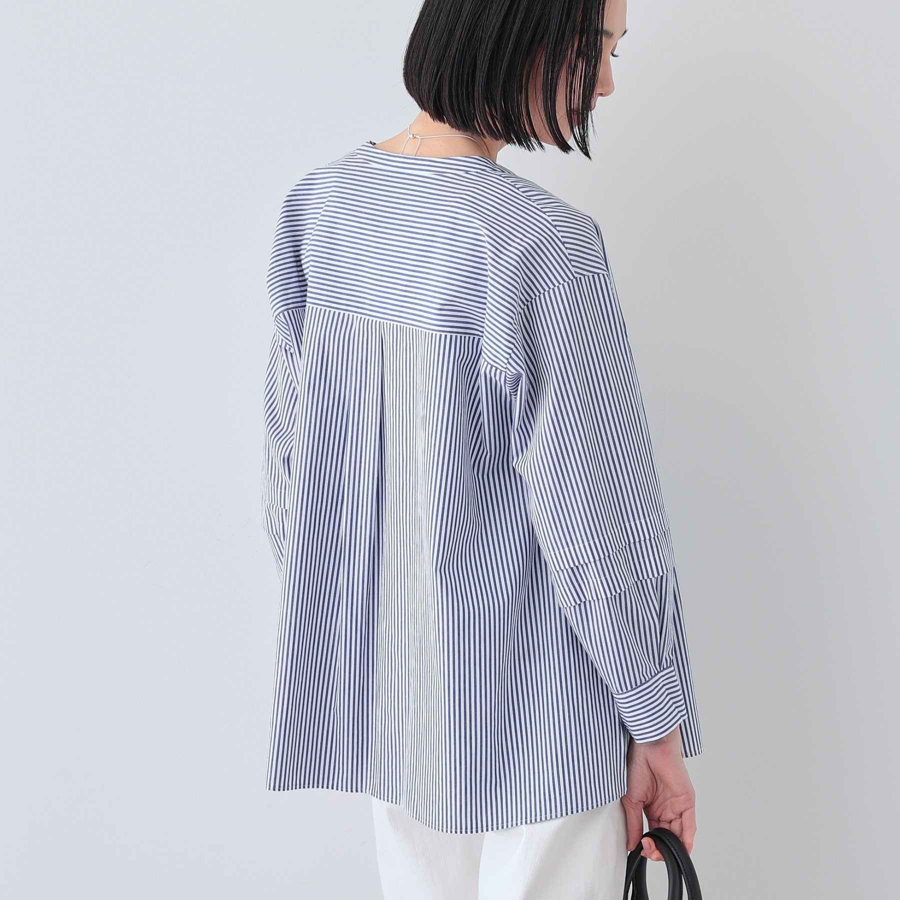 インディヴィ INDIVI 【UVケア／カラーストライプ柄】タックデザインブラウス （ブルー(393)） ブルー(393)