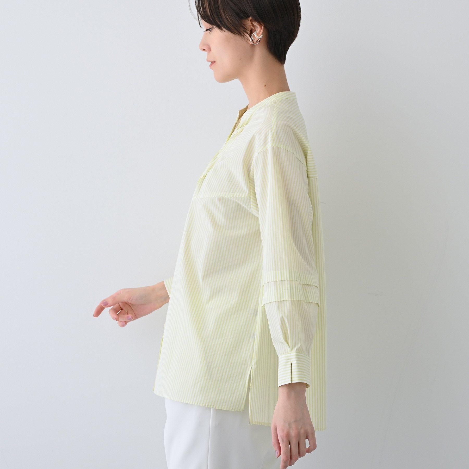 インディヴィ INDIVI 【UVケア／カラーストライプ柄】タックデザインブラウス （ブルー(393)） ブルー(393)