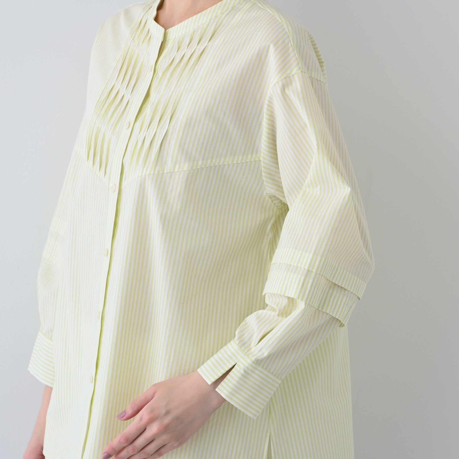 インディヴィ INDIVI 【UVケア／カラーストライプ柄】タックデザインブラウス （ブルー(393)） ブルー(393)