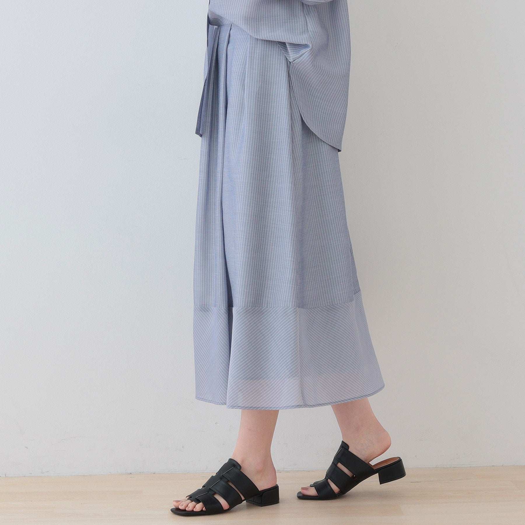 インディヴィ INDIVI 【洗える／エアリー素材】巻き風ロングスカート （ブルー系ストライプ(394)） ブルー系ストライプ(394)
