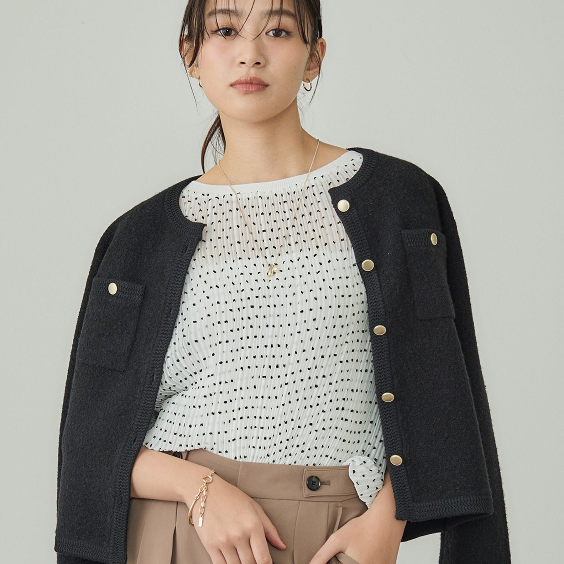 インディヴィ INDIVI 【洗える／ドット柄／凹凸素材】プリーツデザインブラウス （ホワイト(501)） ホワイト(501)