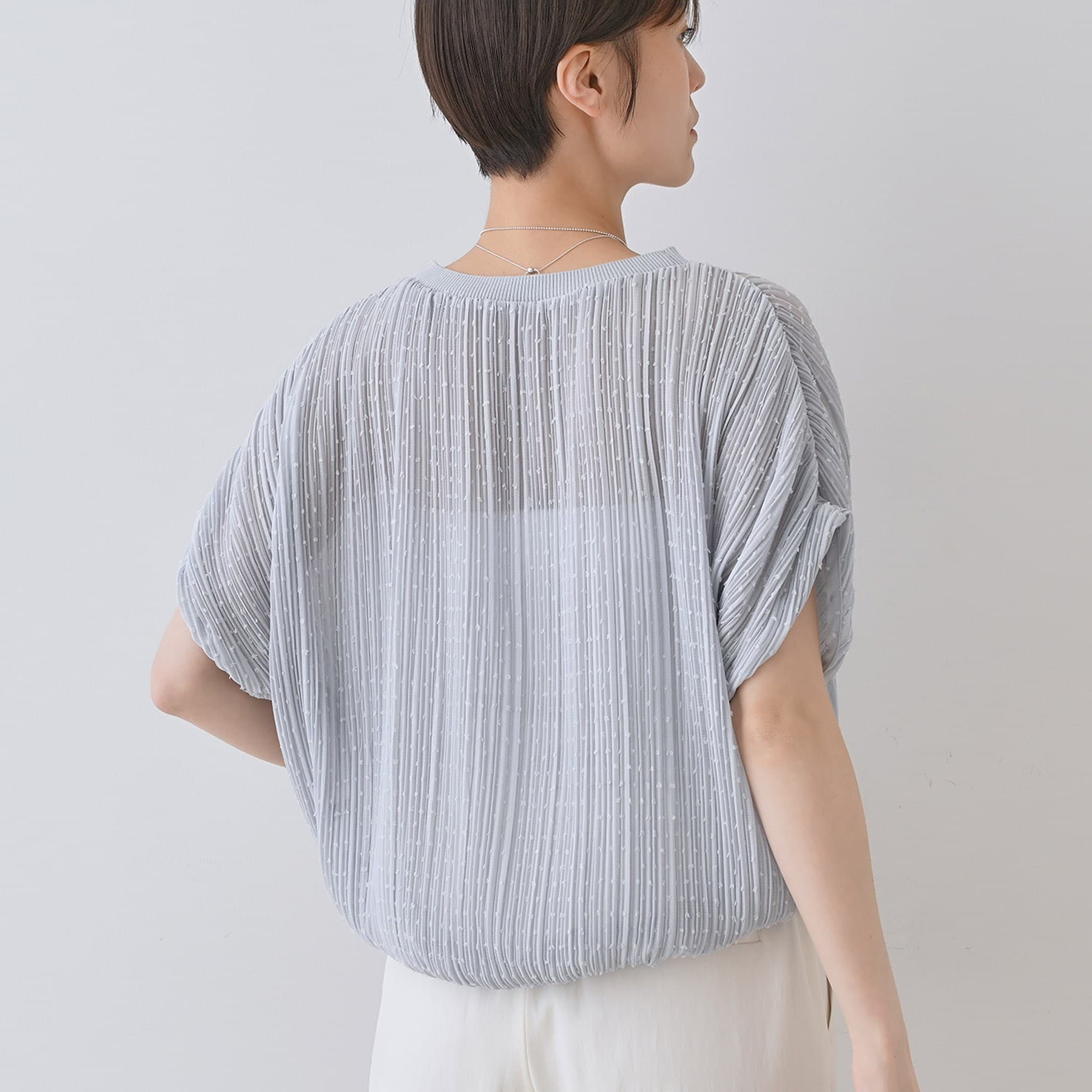 インディヴィ INDIVI 【洗える／ドット柄／凹凸素材】プリーツデザインブラウス （ホワイト(501)） ホワイト(501)