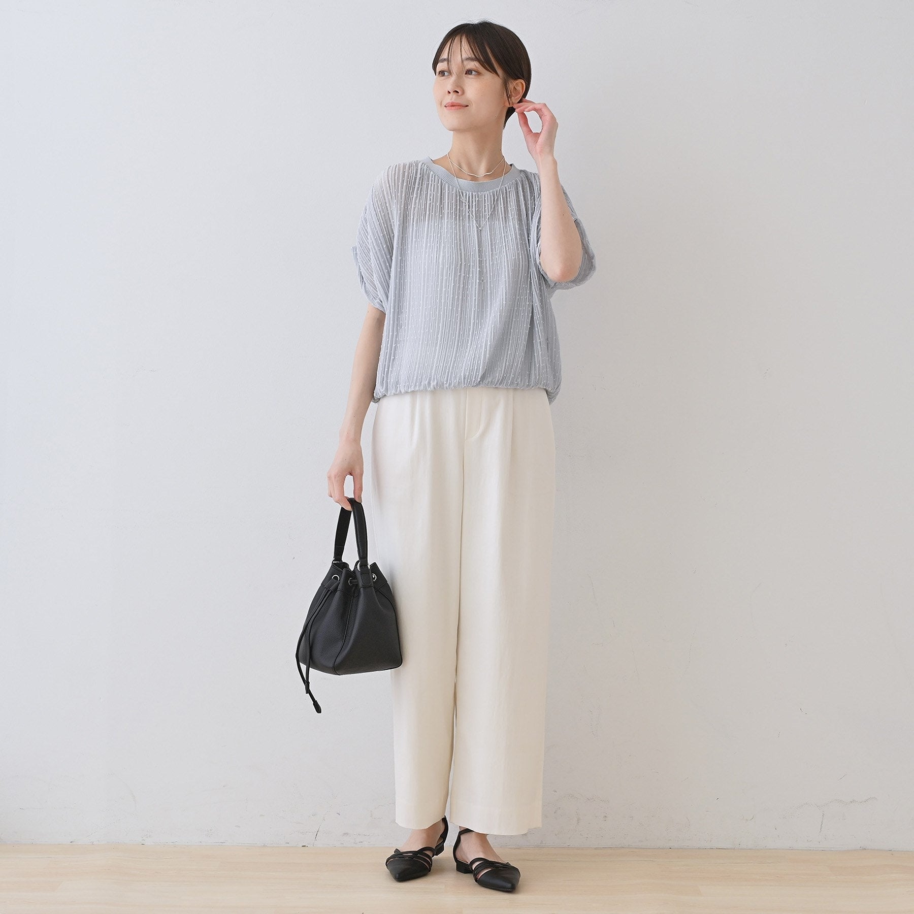 インディヴィ INDIVI 【洗える／ドット柄／凹凸素材】プリーツデザインブラウス （ホワイト(501)） ホワイト(501)