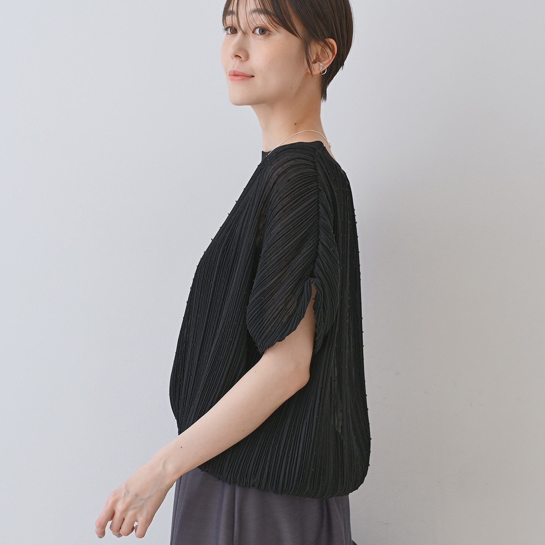 インディヴィ INDIVI 【洗える／ドット柄／凹凸素材】プリーツデザインブラウス （ホワイト(501)） ホワイト(501)