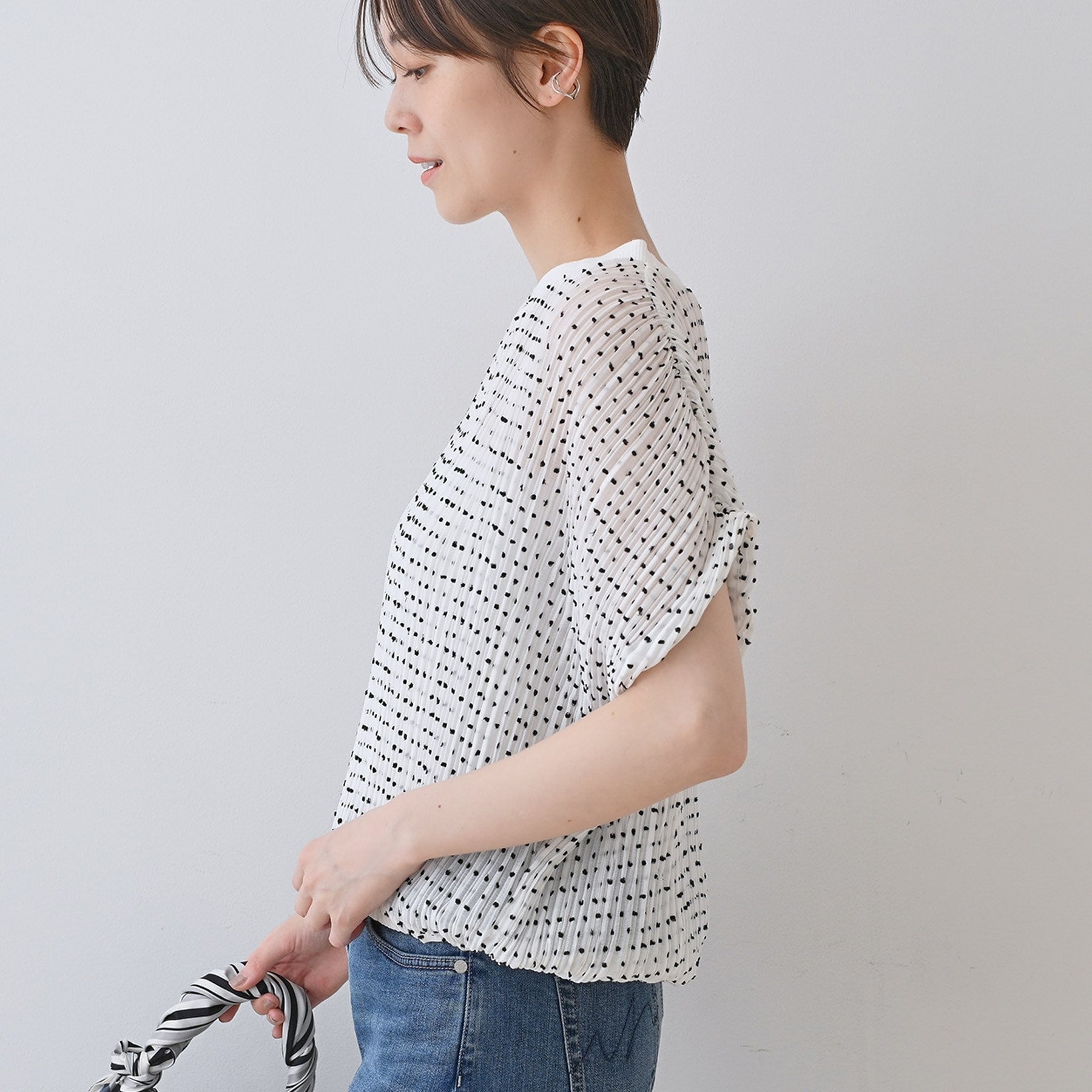 インディヴィ INDIVI 【洗える／ドット柄／凹凸素材】プリーツデザインブラウス （ホワイト(501)） ホワイト(501)