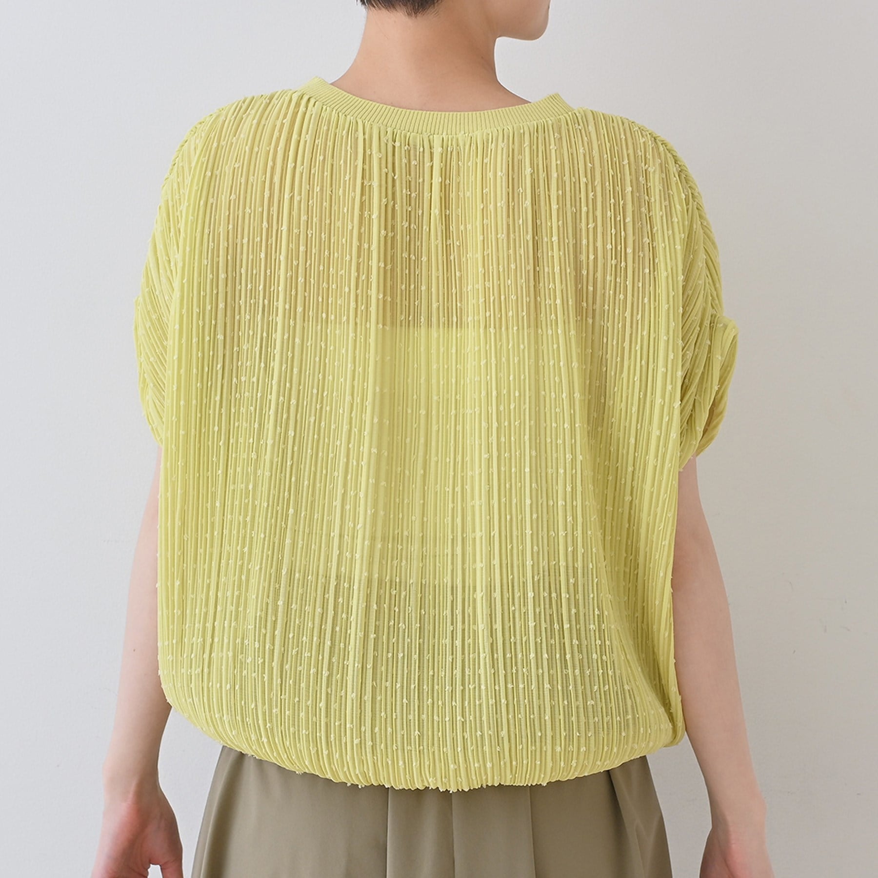 インディヴィ INDIVI 【洗える／ドット柄／凹凸素材】プリーツデザインブラウス （ホワイト(501)） ホワイト(501)