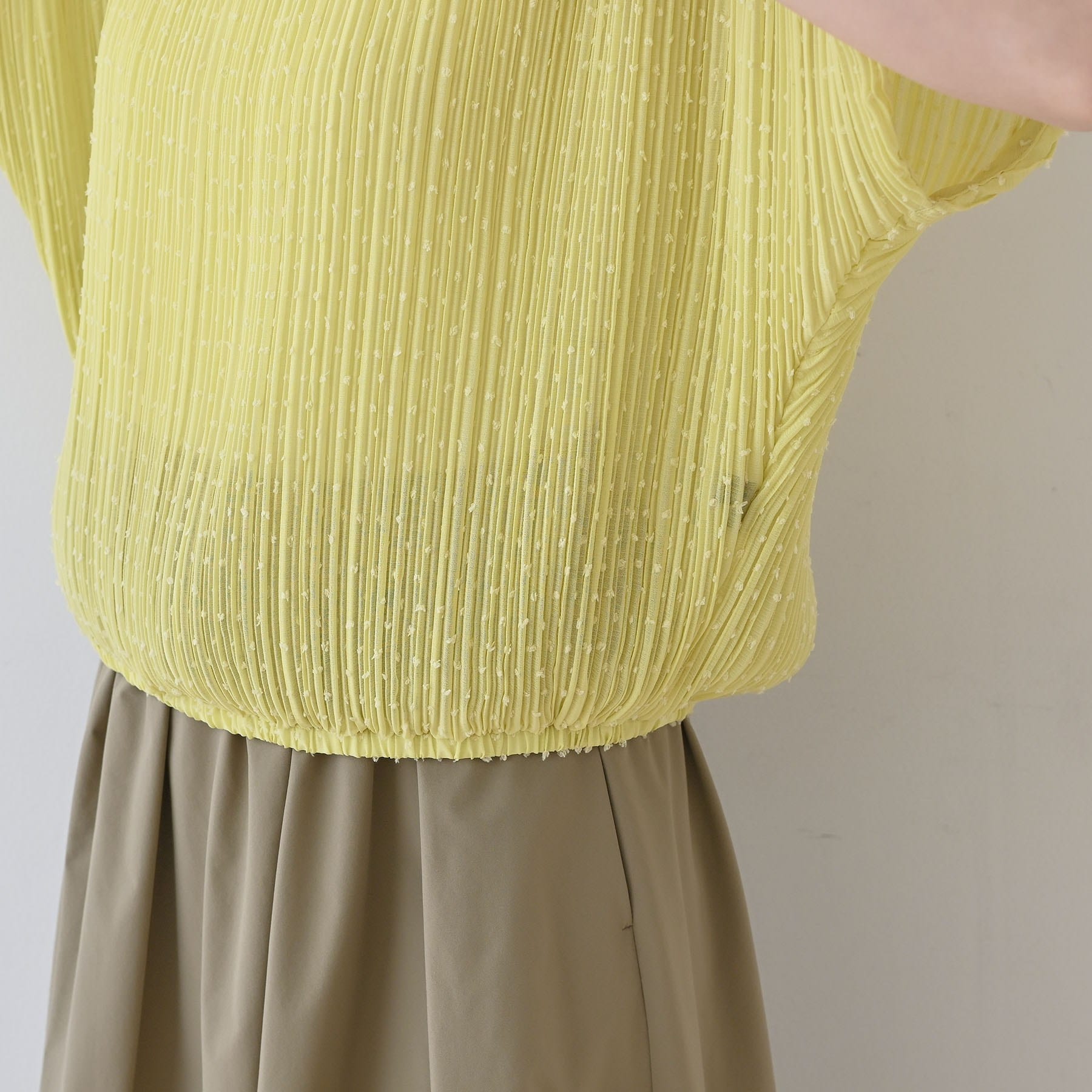 インディヴィ INDIVI 【洗える／ドット柄／凹凸素材】プリーツデザインブラウス （ホワイト(501)） ホワイト(501)