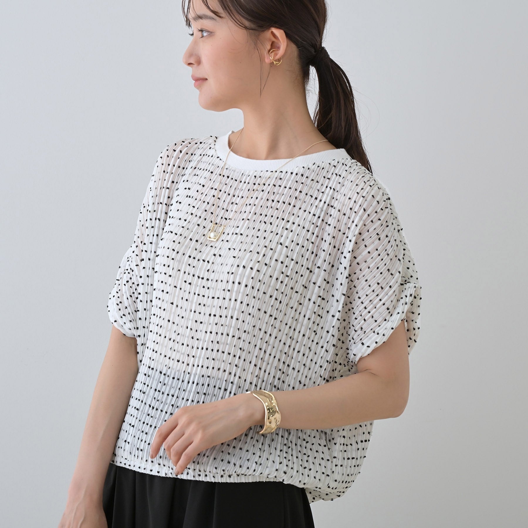 インディヴィ INDIVI 【洗える／ドット柄／凹凸素材】プリーツデザインブラウス （ホワイト(501)） ホワイト(501)