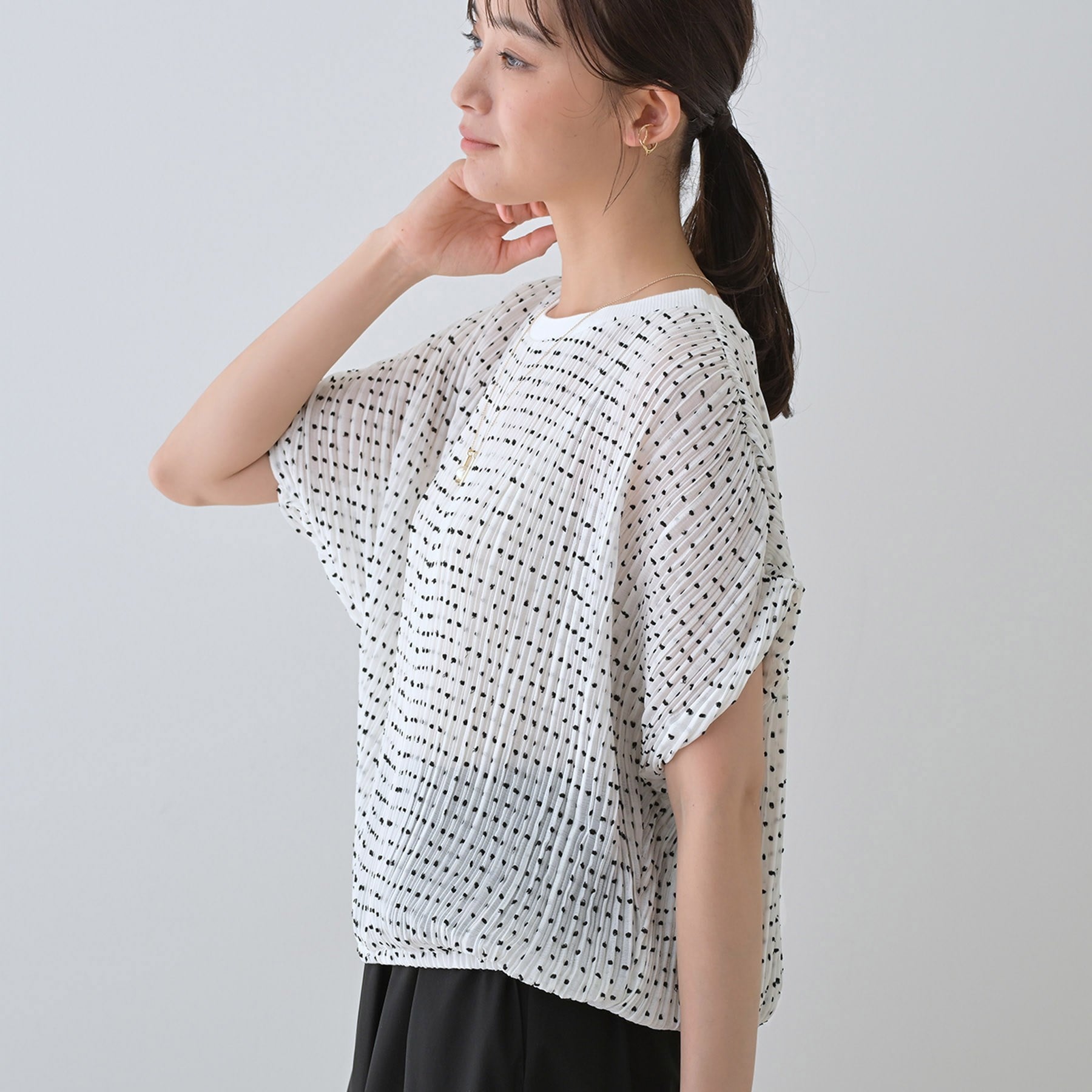 インディヴィ INDIVI 【洗える／ドット柄／凹凸素材】プリーツデザインブラウス （ホワイト(501)） ホワイト(501)