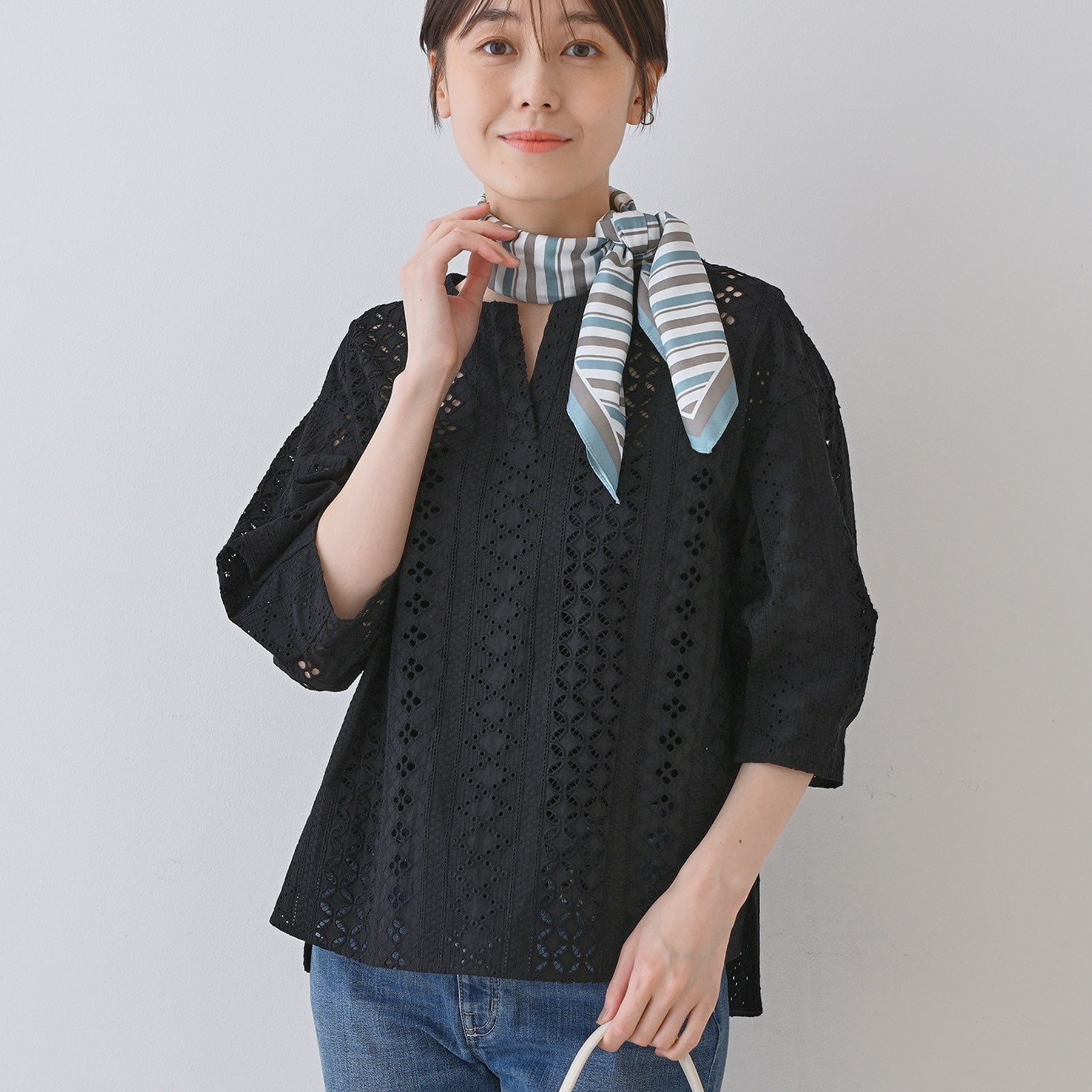 インディヴィ INDIVI 【刺繍／レース】スラッシュネックブラウス （ブラック(019)） ブラック(019)