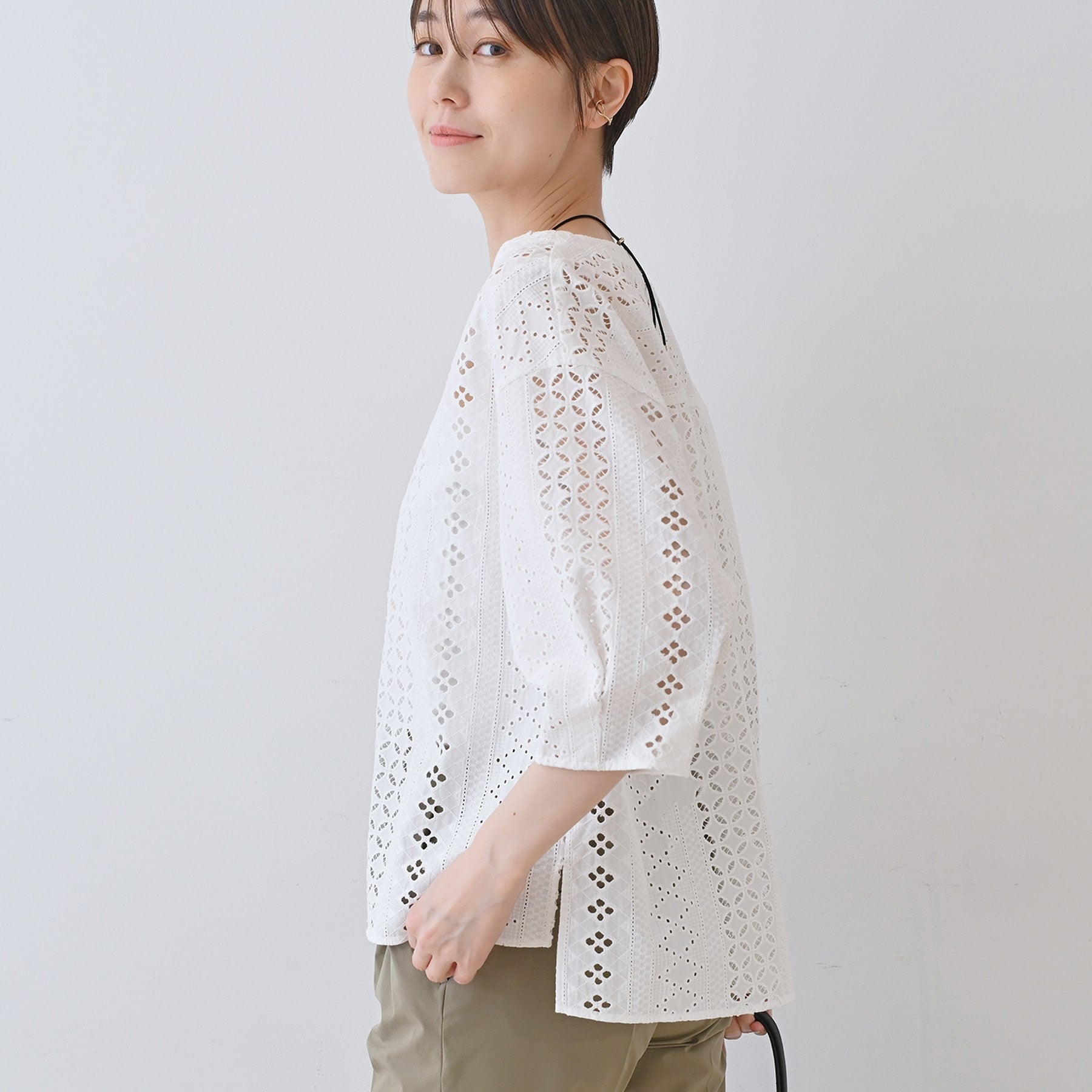 インディヴィ INDIVI 【刺繍／レース】スラッシュネックブラウス （ブラック(019)） ブラック(019)