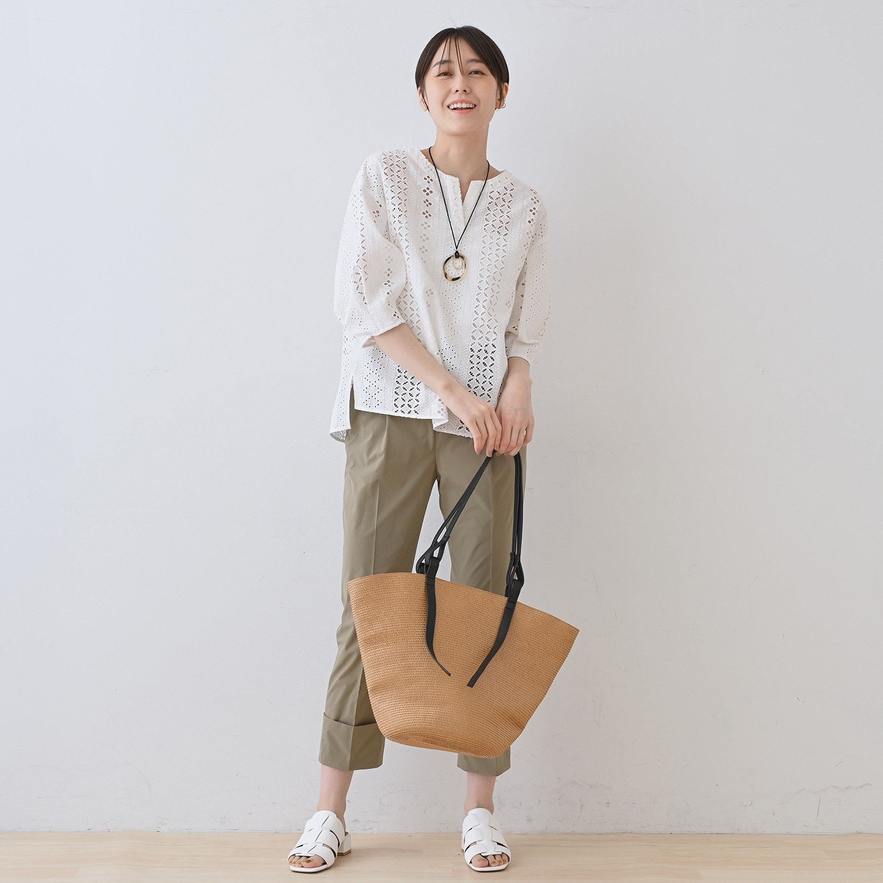 インディヴィ INDIVI 【刺繍／レース】スラッシュネックブラウス （ブラック(019)） ブラック(019)