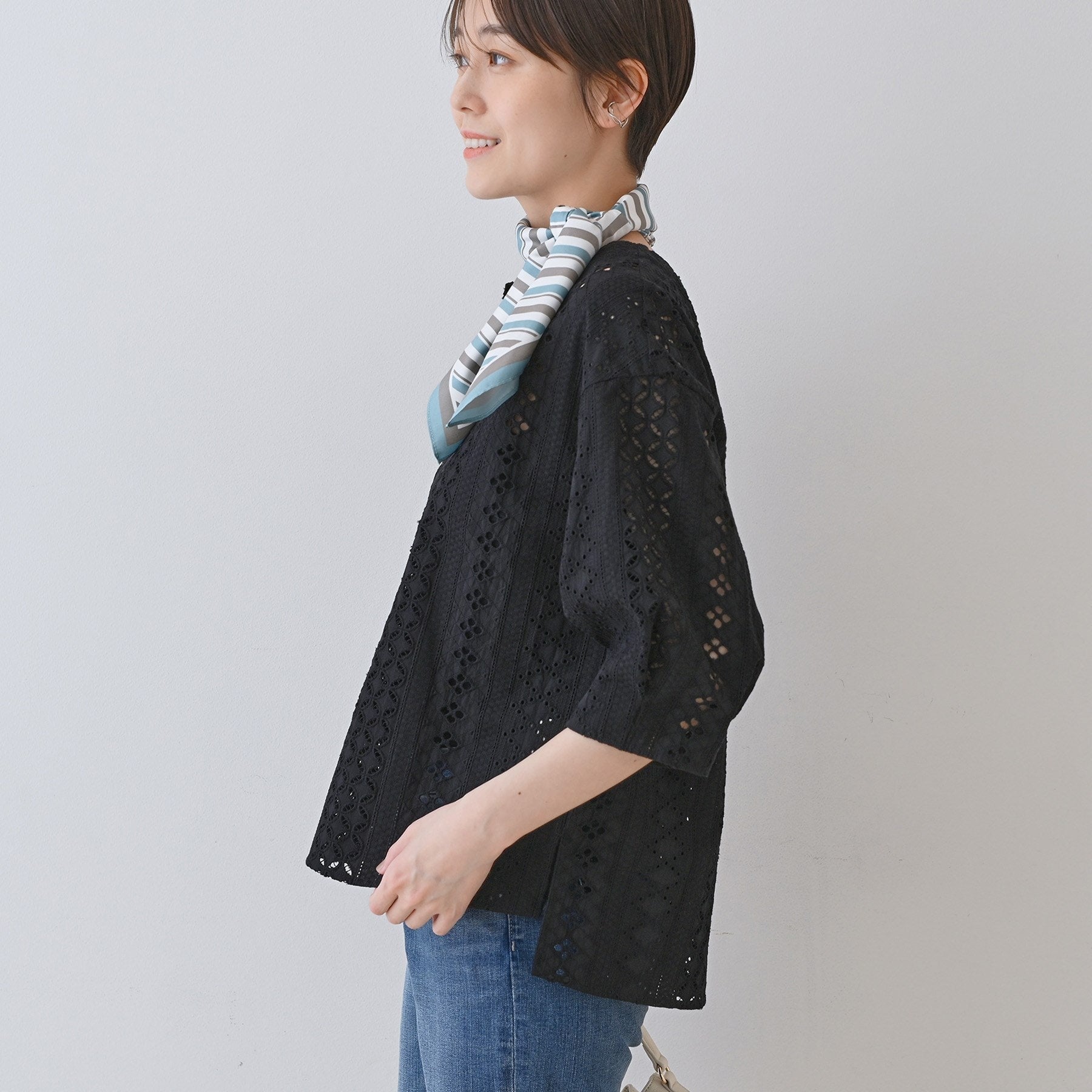 インディヴィ INDIVI 【刺繍／レース】スラッシュネックブラウス （ブラック(019)） ブラック(019)