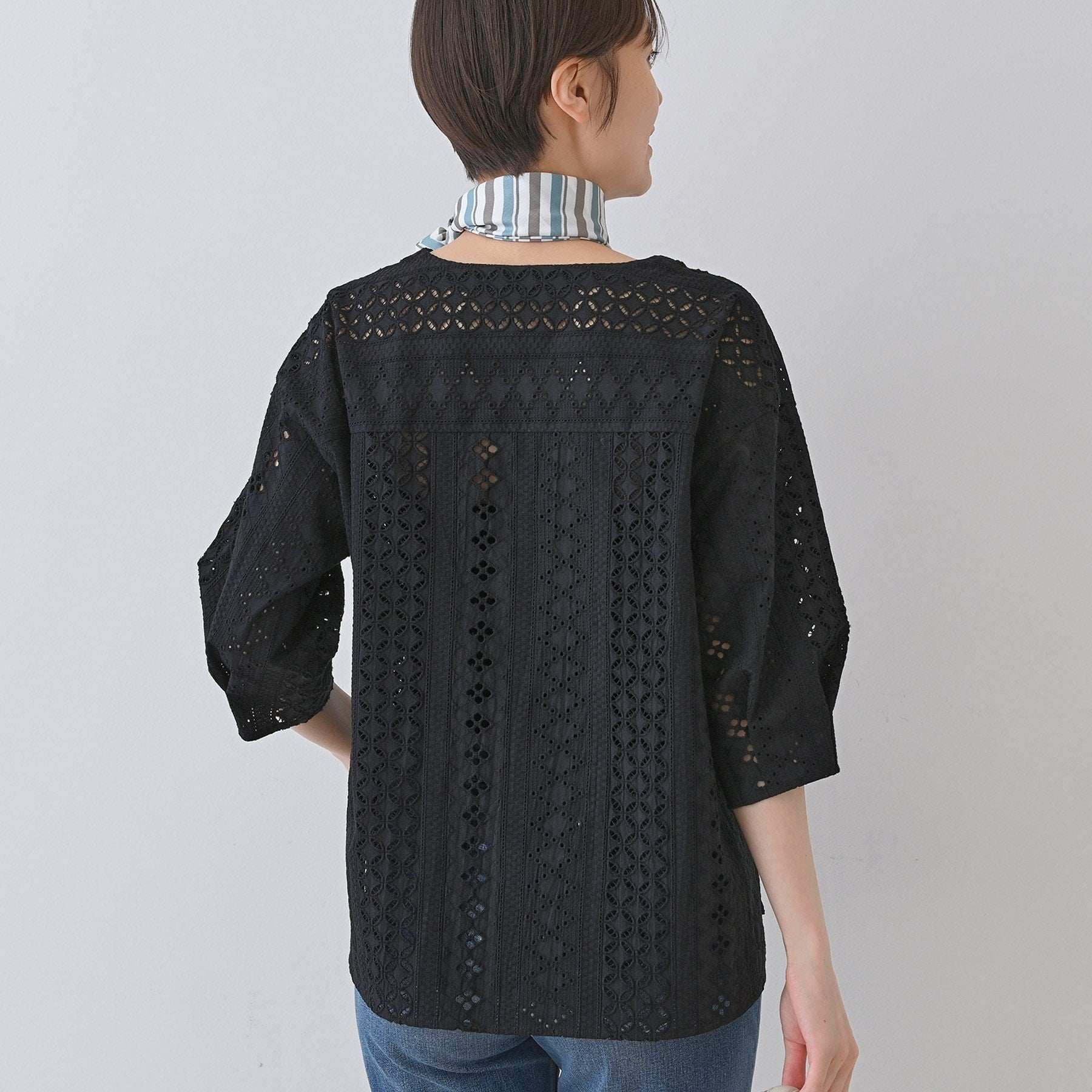 インディヴィ INDIVI 【刺繍／レース】スラッシュネックブラウス （ブラック(019)） ブラック(019)