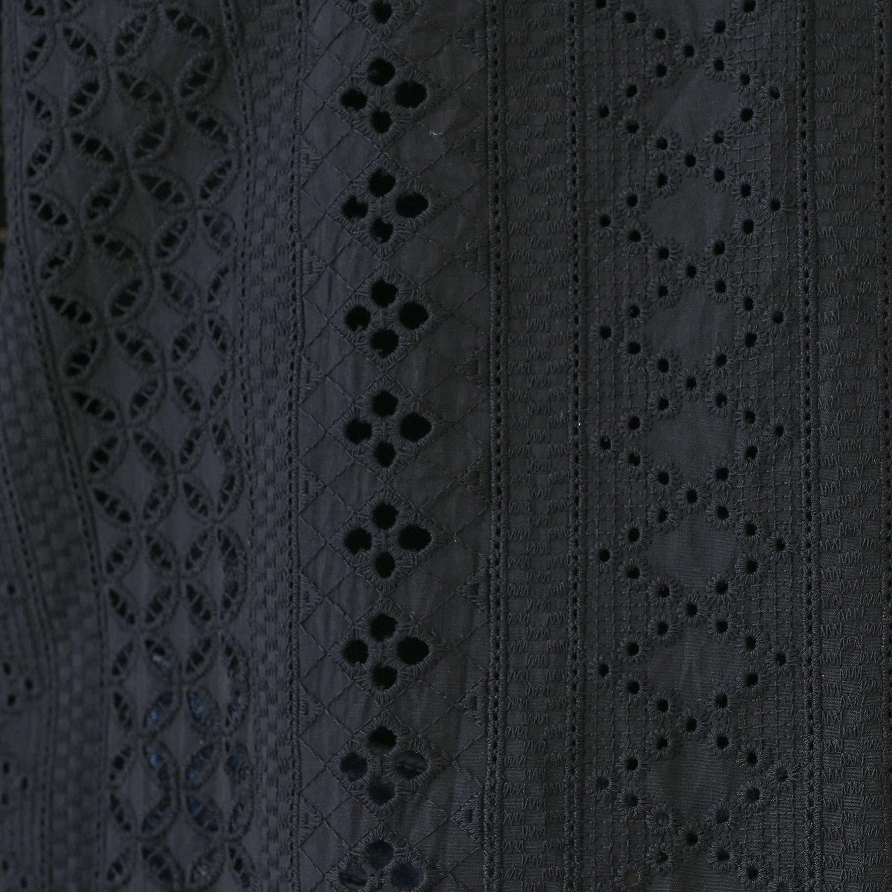 インディヴィ INDIVI 【刺繍／レース】スラッシュネックブラウス （ブラック(019)） ブラック(019)