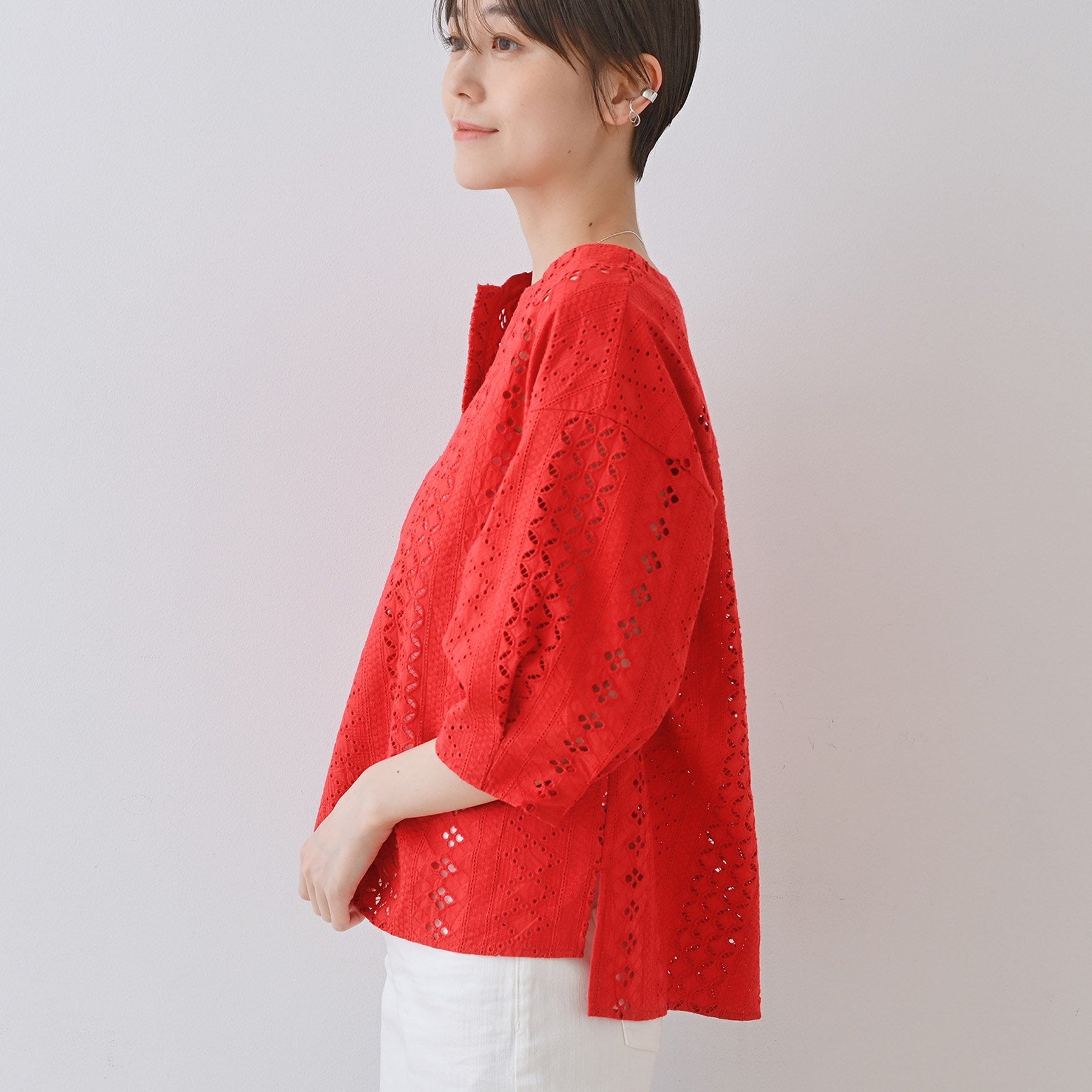 インディヴィ INDIVI 【刺繍／レース】スラッシュネックブラウス （ブラック(019)） ブラック(019)