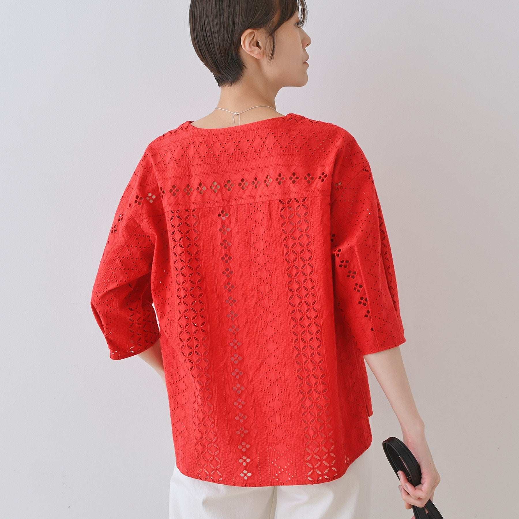 インディヴィ INDIVI 【刺繍／レース】スラッシュネックブラウス （ブラック(019)） ブラック(019)