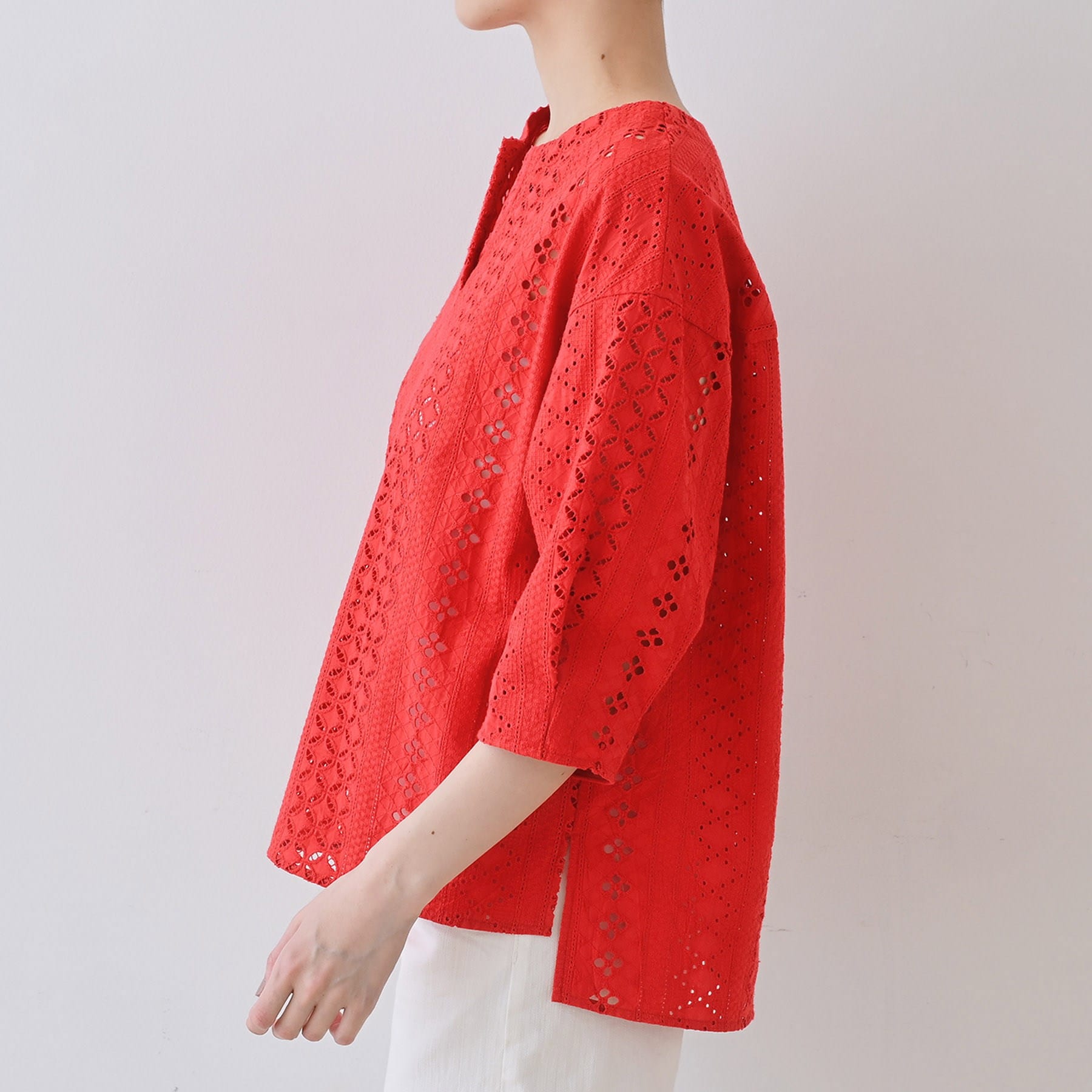 インディヴィ INDIVI 【刺繍／レース】スラッシュネックブラウス （ブラック(019)） ブラック(019)