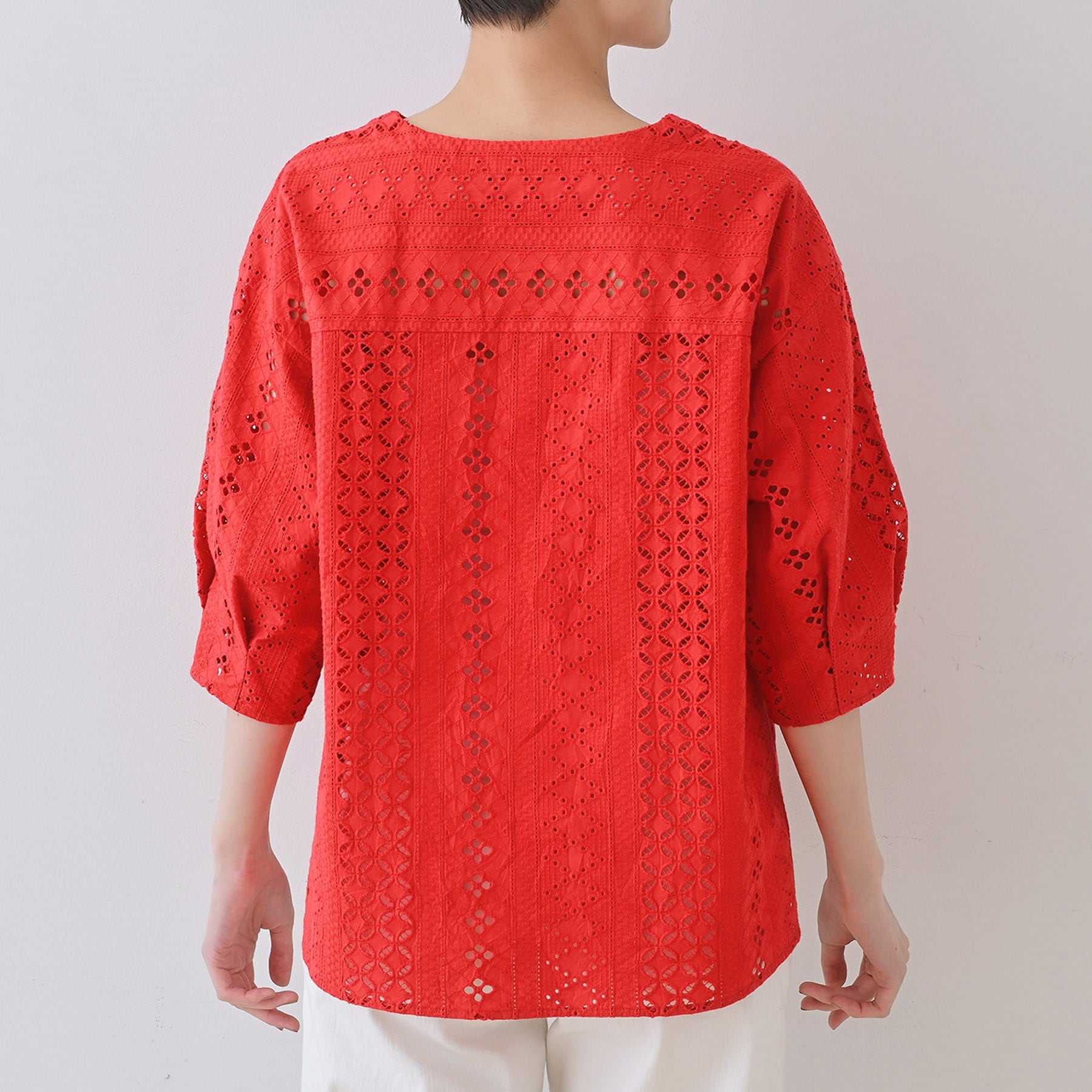 インディヴィ INDIVI 【刺繍／レース】スラッシュネックブラウス （ブラック(019)） ブラック(019)